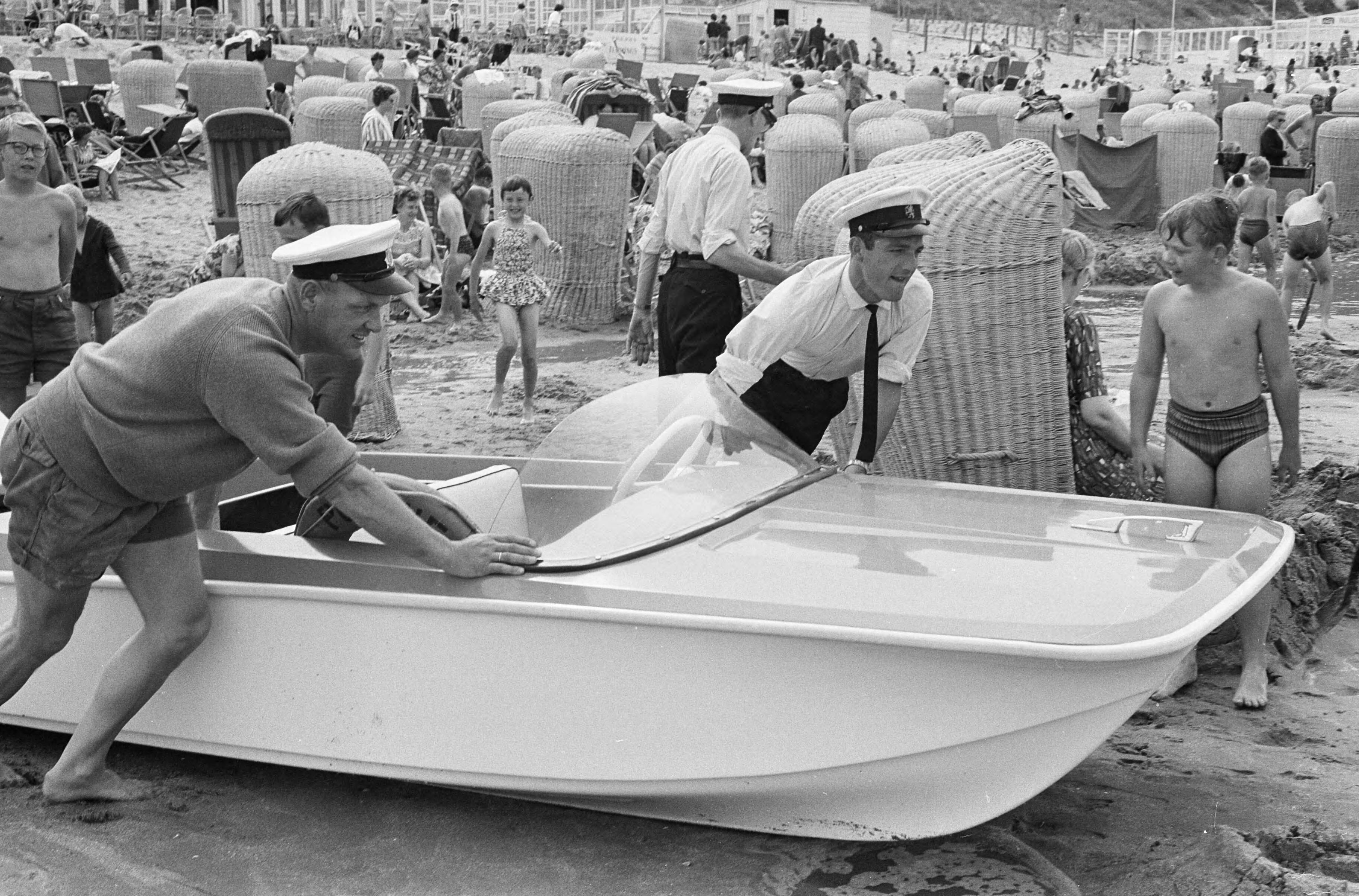 Fotocollectie Anefo — Snelboot als reddingsboot te Zandvoort — Foto: Pot, Harry / Anefo. Licentie: Set B: Rechtenvrij / Publiek Domein. Bron: Nationaal Archief. http://hdl.handle.net/10648/aa11a71c-d0b4-102d-bcf8-003048976d84