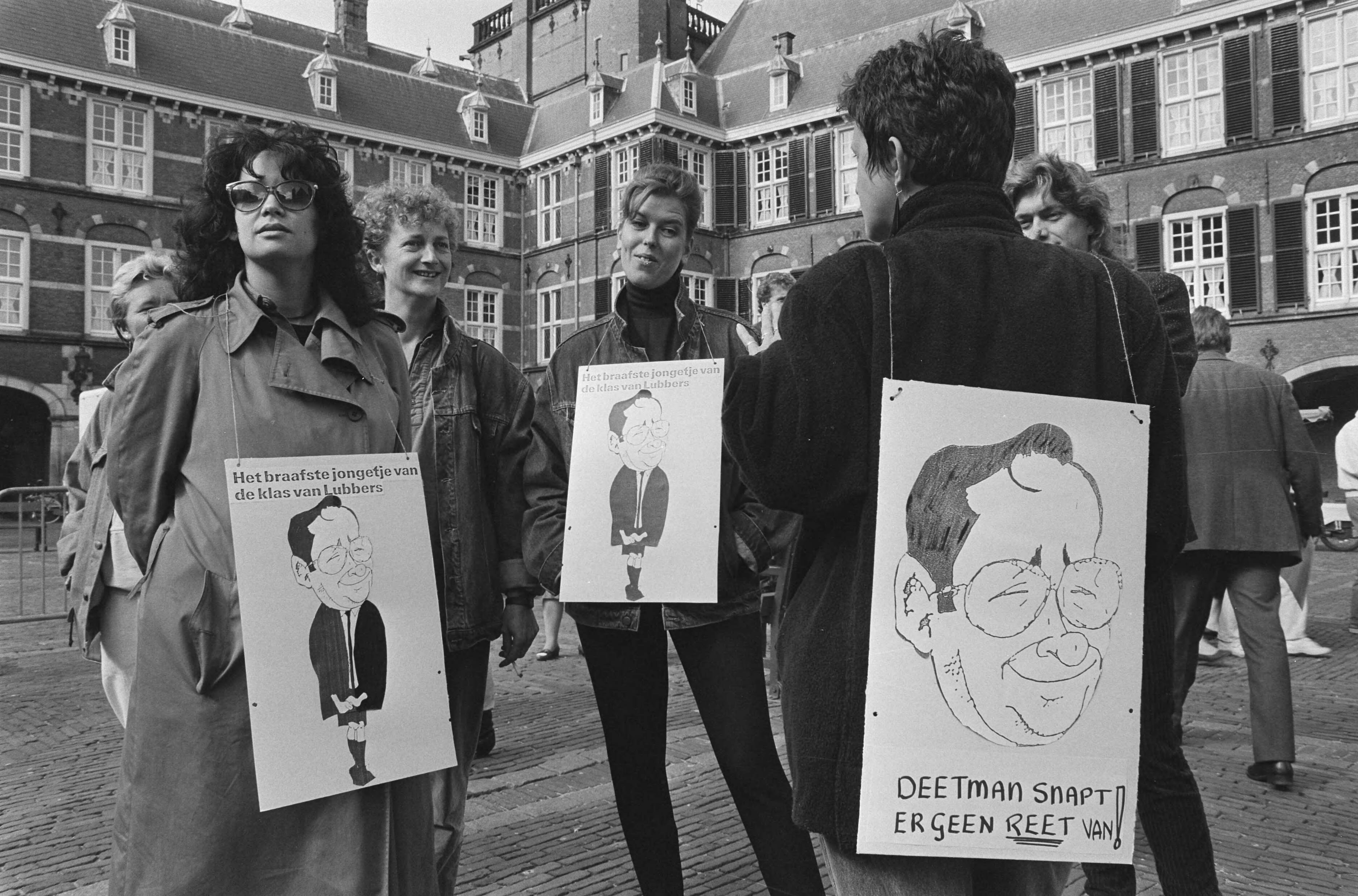 Fotocollectie Anefo — Demonstratie tegen onderwijsbezuinigingen van minister Deetman , op Binnenhof Den Haag ; demonstranten op het Binnenhof — Foto: Gerrits, Roland / Anefo. Licentie: Set B: Rechtenvrij / Publiek Domein. Bron: Nationaal Archief. http://hdl.handle.net/10648/ad57d018-d0b4-102d-bcf8-003048976d84