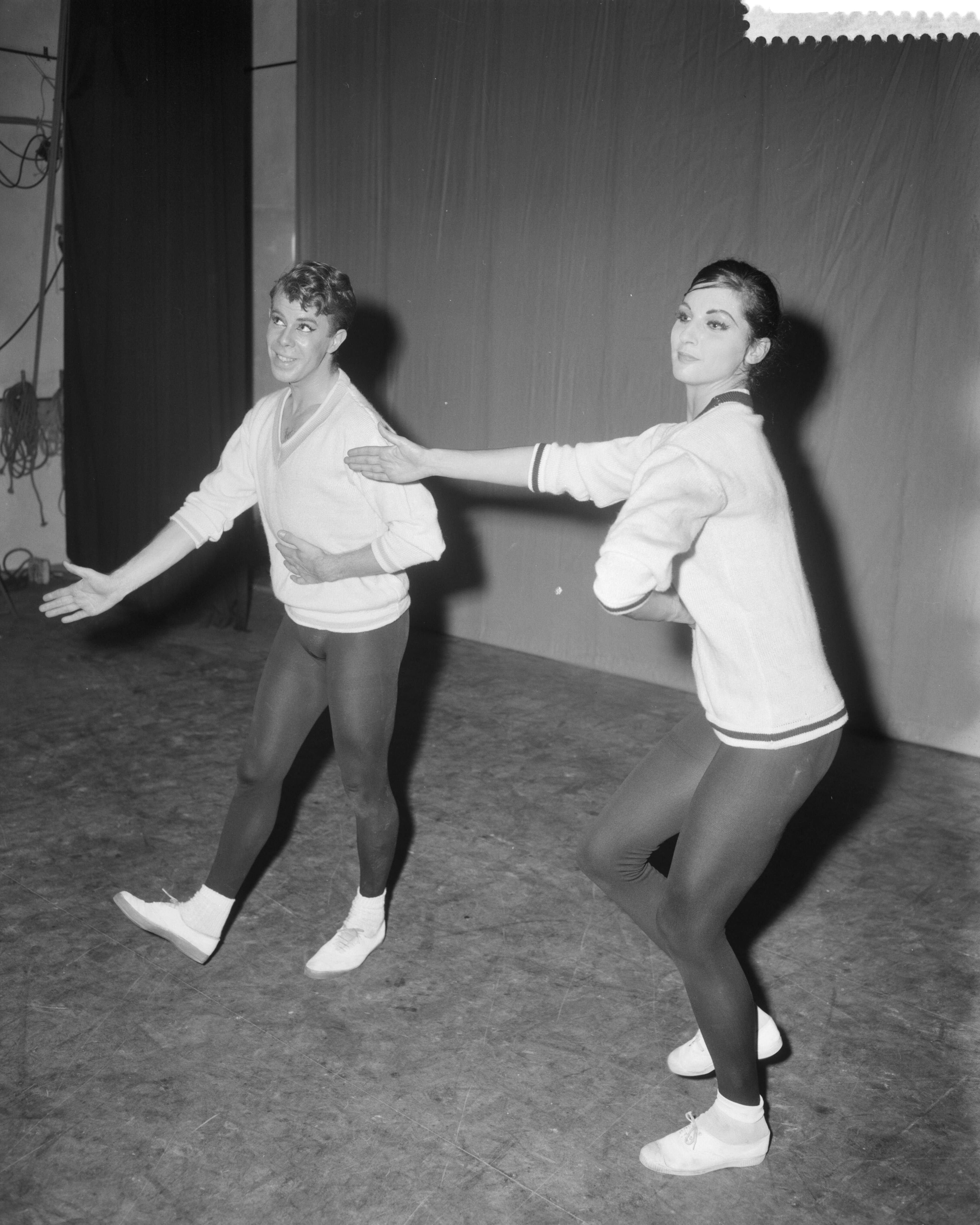 Fotocollectie Anefo — Jazz-ballet "Klaar Af!" van Hans van Manen bij het Nederlands Danstheater uit Rotterdam. Jaap Flier en Hannie van Leeuwen — Foto: Behrens, Herbert F. / Anefo. Licentie: Set B: Rechtenvrij / Publiek Domein. Bron: Nationaal Archief. http://hdl.handle.net/10648/a9c57a90-d0b4-102d-bcf8-003048976d84