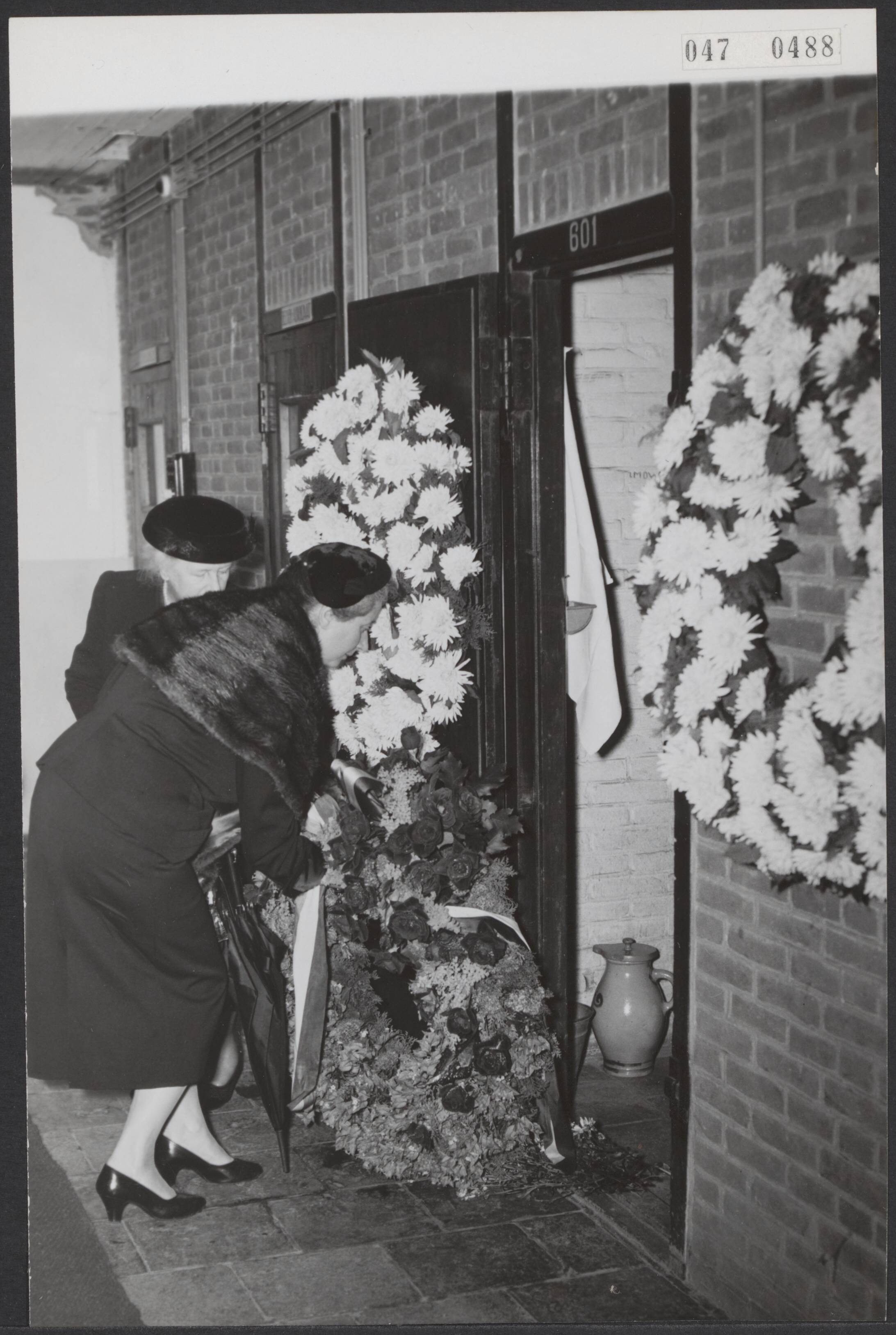 Fotocollectie Elsevier Binnenland — Herdenking bij dodencel 601 van het "Oranjehotel" te Schevening. Mej. J.C.M.M. Geldens, particulier secretaresse van prinses Wilhelmina legt een krans namens de prinses — Foto: Rossem, Wim van / Anefo. Licentie: Set B: Rechtenvrij / Publiek Domein. Bron: Nationaal Archief. http://hdl.handle.net/10648/adff96e0-d0b4-102d-bcf8-003048976d84