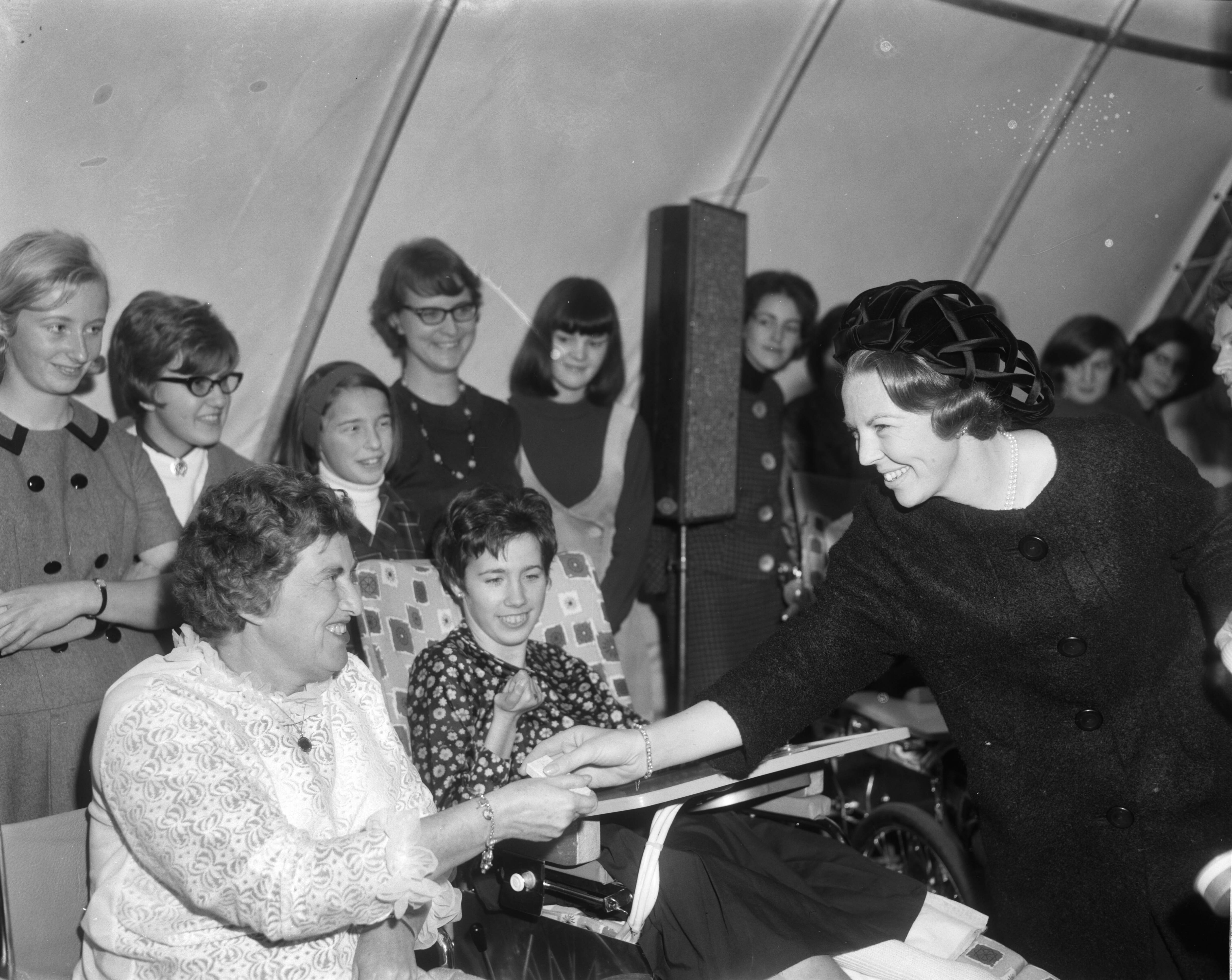 Fotocollectie Anefo — Prinses Beatrix bij het openen van paviljoen De Schelp te Scheveningen; de prinses terwijl ze een rondgang maakt langs de patiënten — Foto: Bilsen, Joop van / Anefo. Licentie: Set B: Rechtenvrij / Publiek Domein. Bron: Nationaal Archief. http://hdl.handle.net/10648/aacfd20a-d0b4-102d-bcf8-003048976d84