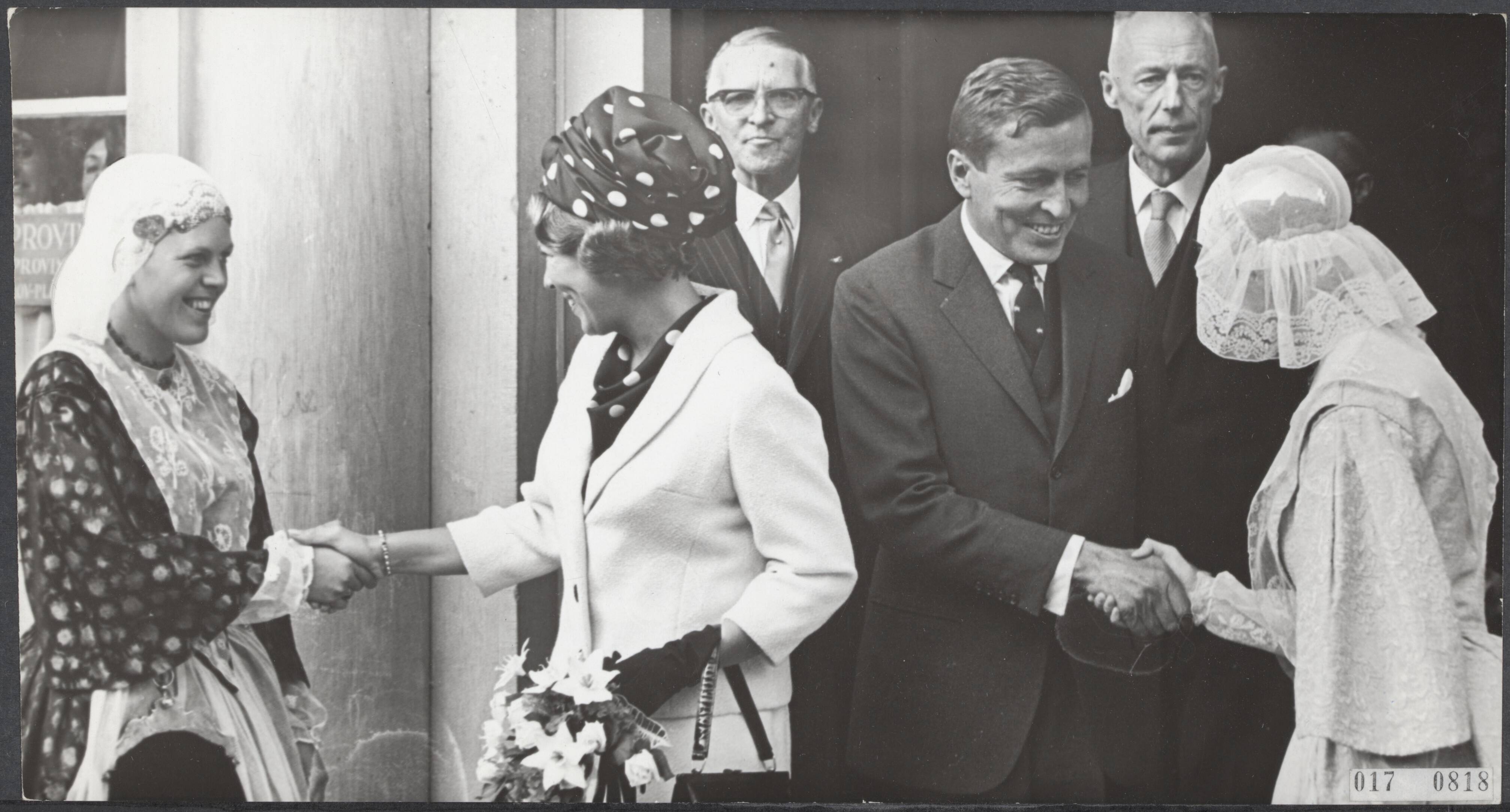 Fotocollectie Elsevier Binnenland — Oriëntatiebezoek aan de provinciale hoofdsteden door Claus von Amsberg en prinses Beatrix. Het bezoek geldt Leeuwarden. Bij het provinciehuis werden zij voorgesteld aan twee Friezinnen in klederdracht, achter hen de Commissaris van de Koningin mr. H.P. Linthorst (links) en burgemeester van Leeuwarden H.A.M. v.d. Meulen — Foto: Evers, Joost / Anefo. Licentie: Set B: Rechtenvrij / Publiek Domein. Bron: Nationaal Archief. http://hdl.handle.net/10648/adbf1c32-d0b4-102d-bcf8-003048976d84