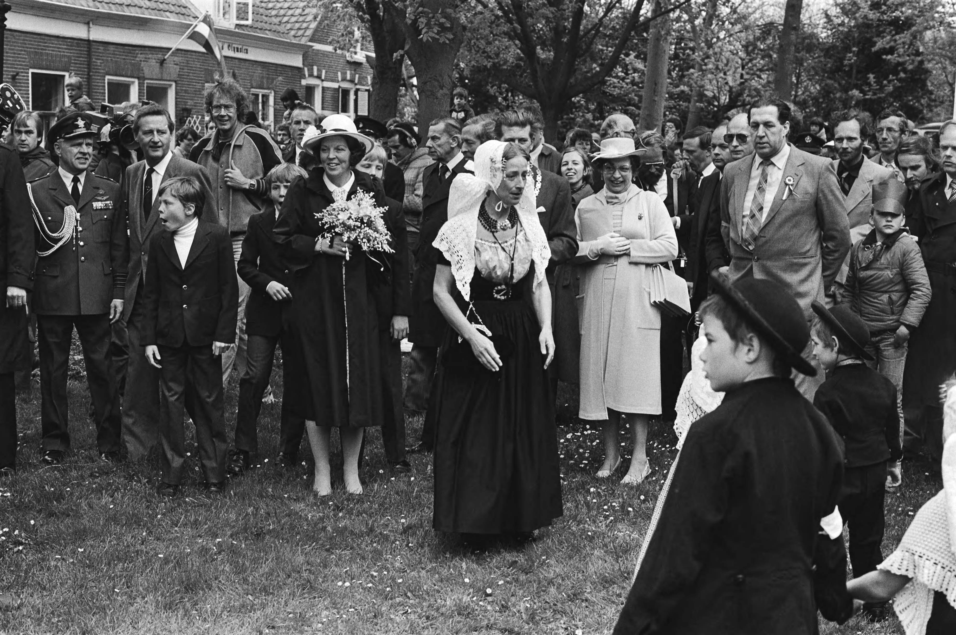 Fotocollectie Anefo — Viering Koninginnedag in Veere, het koninklijk gezin bekijkt de spelletjes van de kinderen in Veere — Foto: Bogaerts, Rob / Anefo. Licentie: Set B: Rechtenvrij / Publiek Domein. Bron: Nationaal Archief. http://hdl.handle.net/10648/acfab4c8-d0b4-102d-bcf8-003048976d84