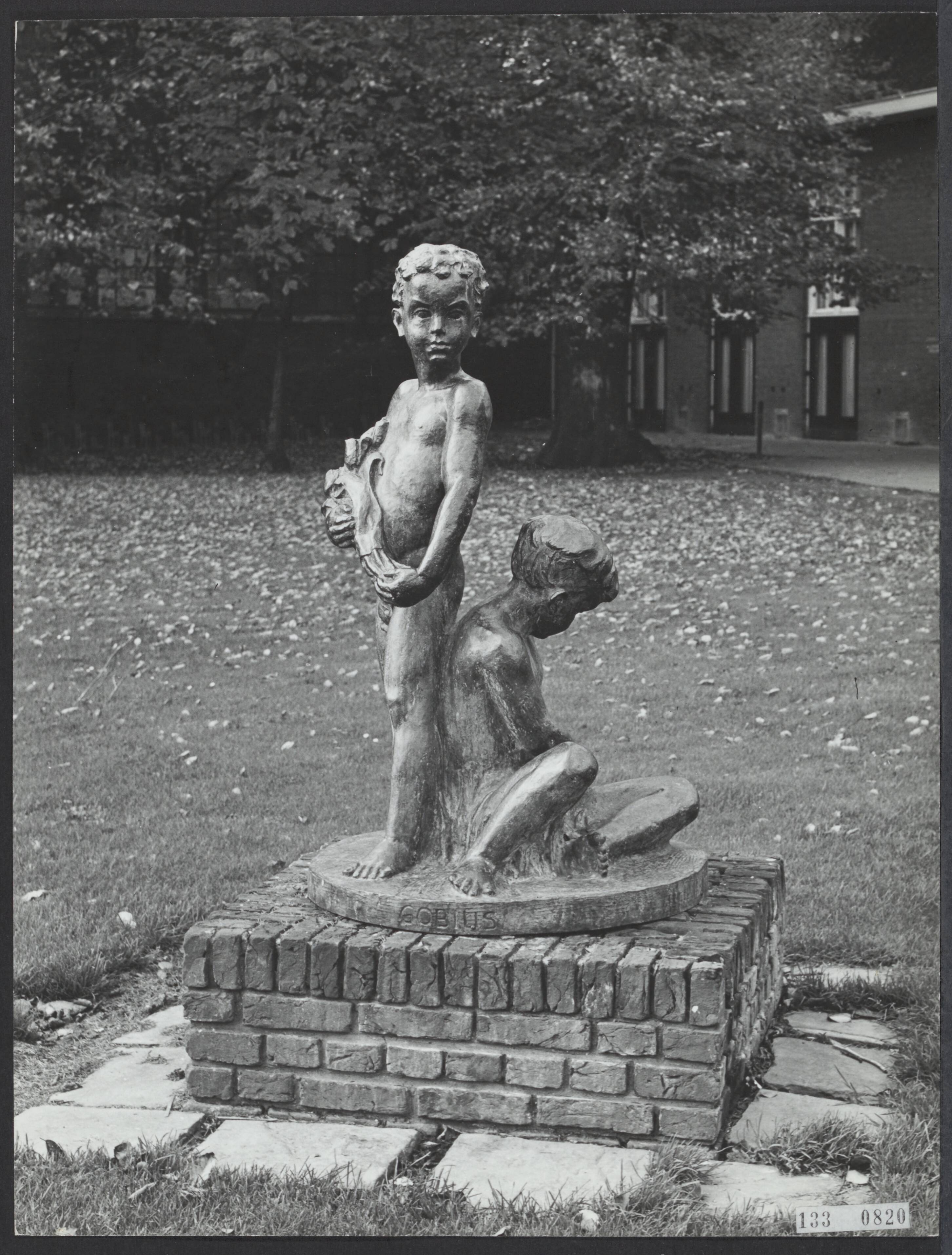 Fotocollectie Rijksvoorlichtingsdienst Eigen — Den Haag. Park Marlot: beeldengroep "Dynamisch-Contemplatief'' uit 1948 van Marian Göbius (1910-1994) — Foto: Fotodienst Gemeente Den Haag. Licentie: Set B: Rechtenvrij / Publiek Domein. Bron: Nationaal Archief. http://hdl.handle.net/10648/af5aa34a-d0b4-102d-bcf8-003048976d84
