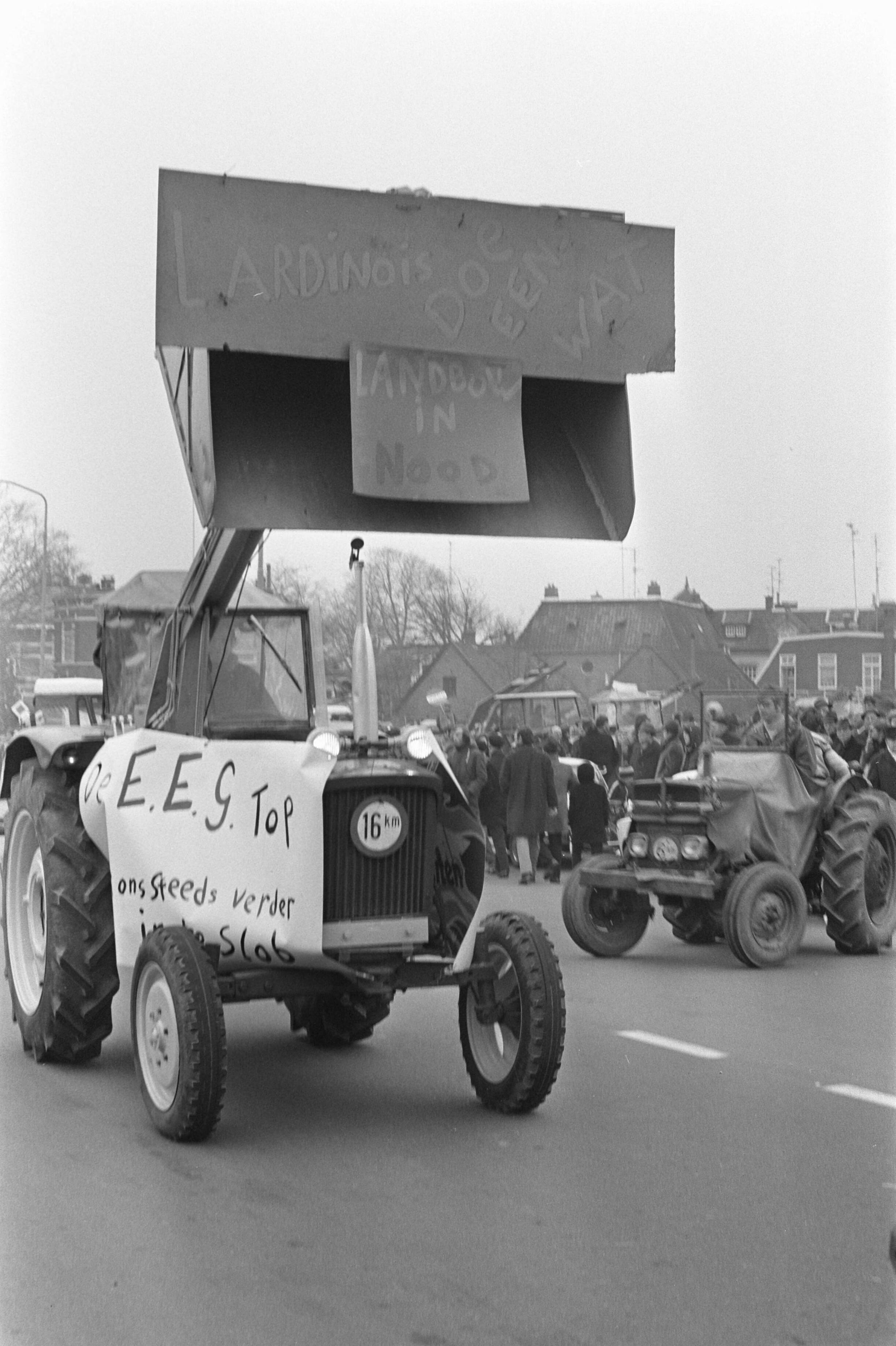 Fotocollectie Anefo — Boeren demonstreren tegen landbouwprijzen EEG in Winschoten landbouwtrekkers met borden — Foto: Croes, Rob C. / Anefo. Licentie: Set B: Rechtenvrij / Publiek Domein. Bron: Nationaal Archief. http://hdl.handle.net/10648/abe22d8c-d0b4-102d-bcf8-003048976d84