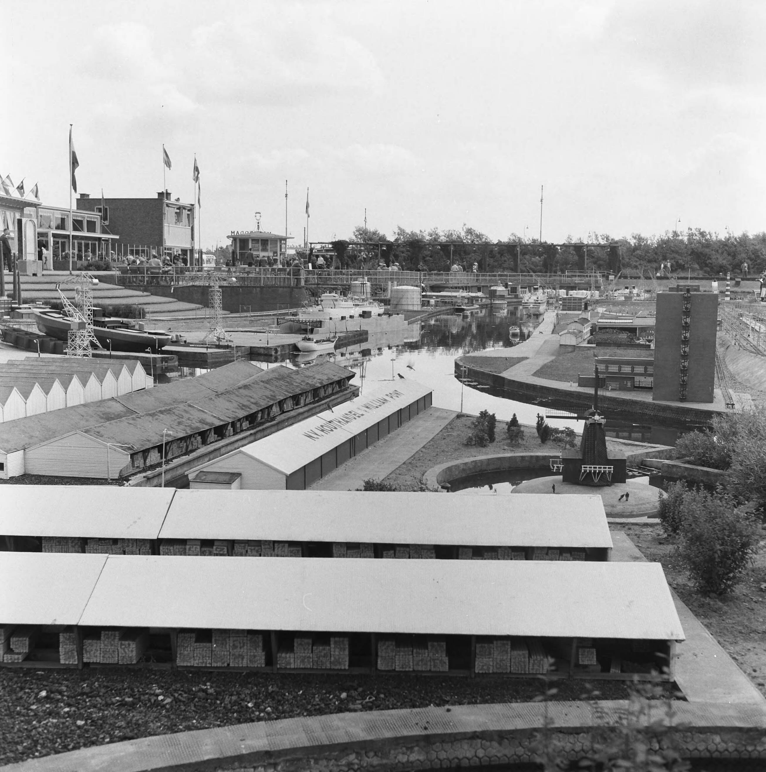 Fotocollectie Nederlandse Heidemaatschappij — Een kijkje op Madurodam - Den Haag [houthandel Zaanstreek] — Foto: Eyssen, [...] / Heidemij. Licentie: Set B: Rechtenvrij / Publiek Domein. Bron: Nationaal Archief. http://hdl.handle.net/10648/ae7ecd02-d0b4-102d-bcf8-003048976d84