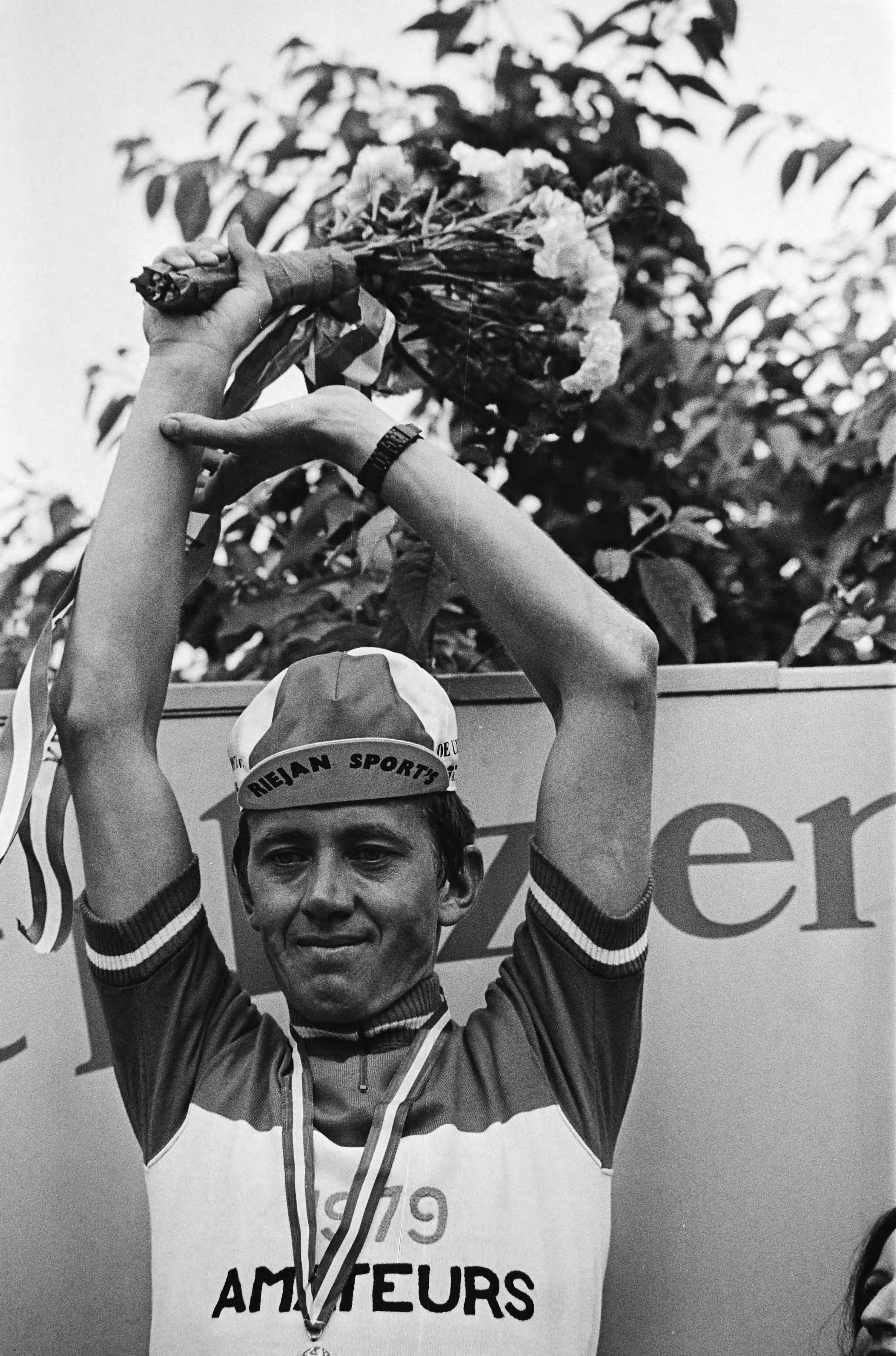 Nederlandse Kampioenschappen Wielrennen Amateurs in Geulle (Limburg) — Huldiging Hennie Stamsnijder — Foto: Suyk, Koen / Anefo. Licentie: Set B: Rechtenvrij / Publiek Domein. Bron: Nationaal Archief. http://hdl.handle.net/10648/accc9db8-d0b4-102d-bcf8-003048976d84