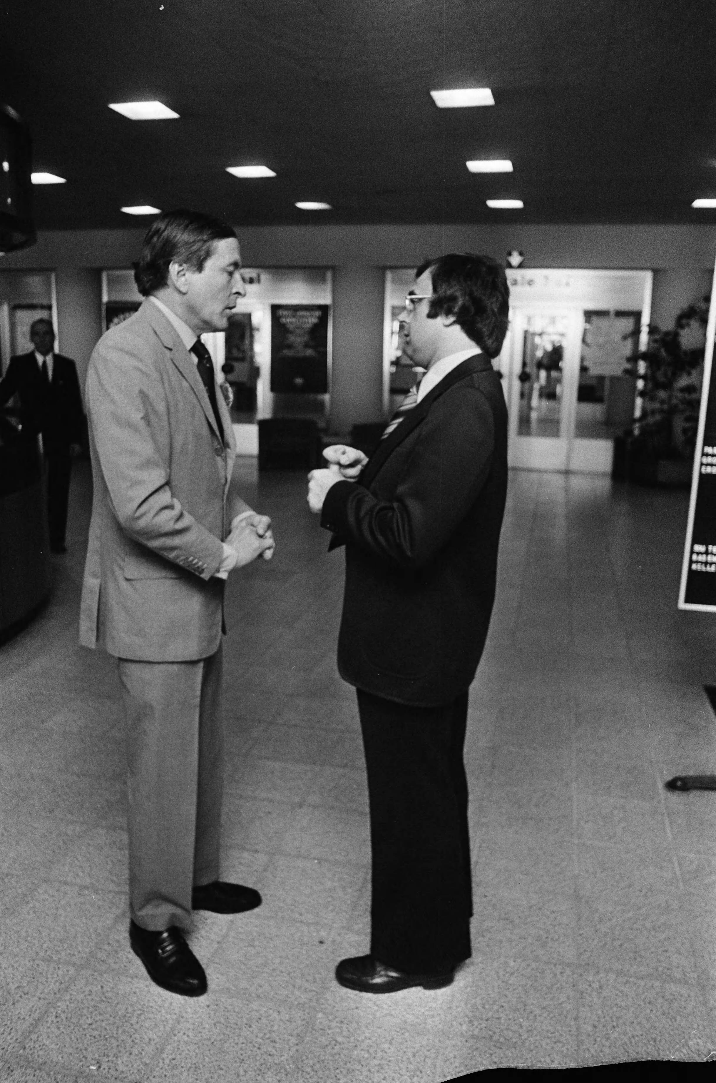 Symposium in Den Haag over de Nieuwe Internationale Economische Orde — Prins Claus in gesprek met minister Pronk (rechts) — Foto: Peters, Hans / Anefo. Licentie: Set B: Rechtenvrij / Publiek Domein. Bron: Nationaal Archief. http://hdl.handle.net/10648/ac695f5a-d0b4-102d-bcf8-003048976d84