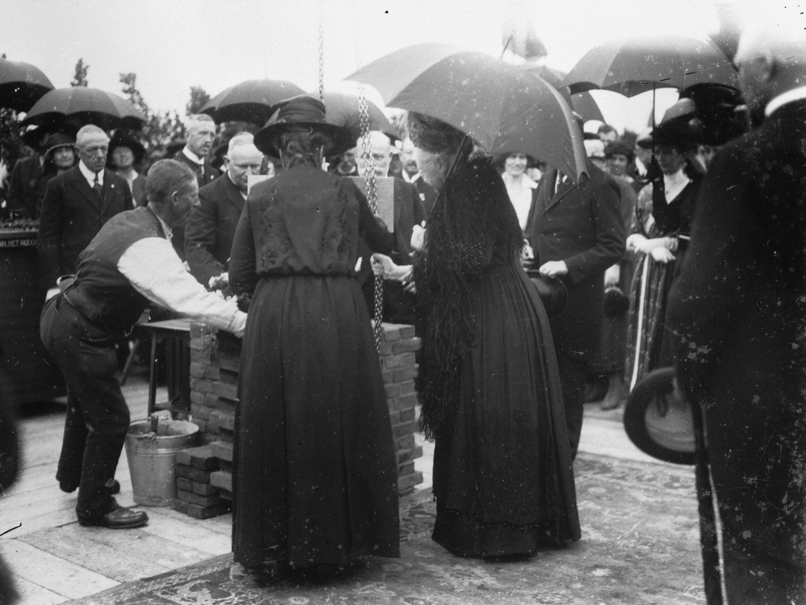 Fotocollectie RVD / Koninklijk Huis — Koningin Emma (1858-1934) legt eerste steen voor het Rode Kruisziekenhuis aan de Sportlaan te Den Haag, dinsdag 4 juli 1922 — Foto: Rousel (repro) / RVD. Licentie: Set B: Rechtenvrij / Publiek Domein. Bron: Nationaal Archief. http://hdl.handle.net/10648/afb28b96-d0b4-102d-bcf8-003048976d84