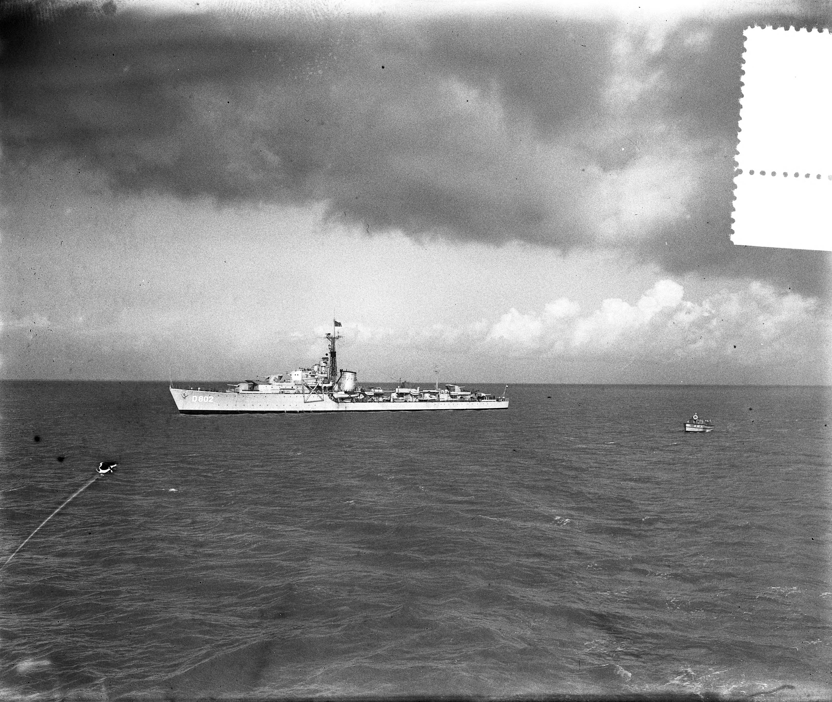 Fotocollectie Anefo — Oefening Marine bij Veere. Roompot opsporen gezonken duikboot in Oosterschelde — Foto: Pot, Harry / Anefo. Licentie: Set B: Rechtenvrij / Publiek Domein. Bron: Nationaal Archief. http://hdl.handle.net/10648/ad75f1f6-d0b4-102d-bcf8-003048976d84