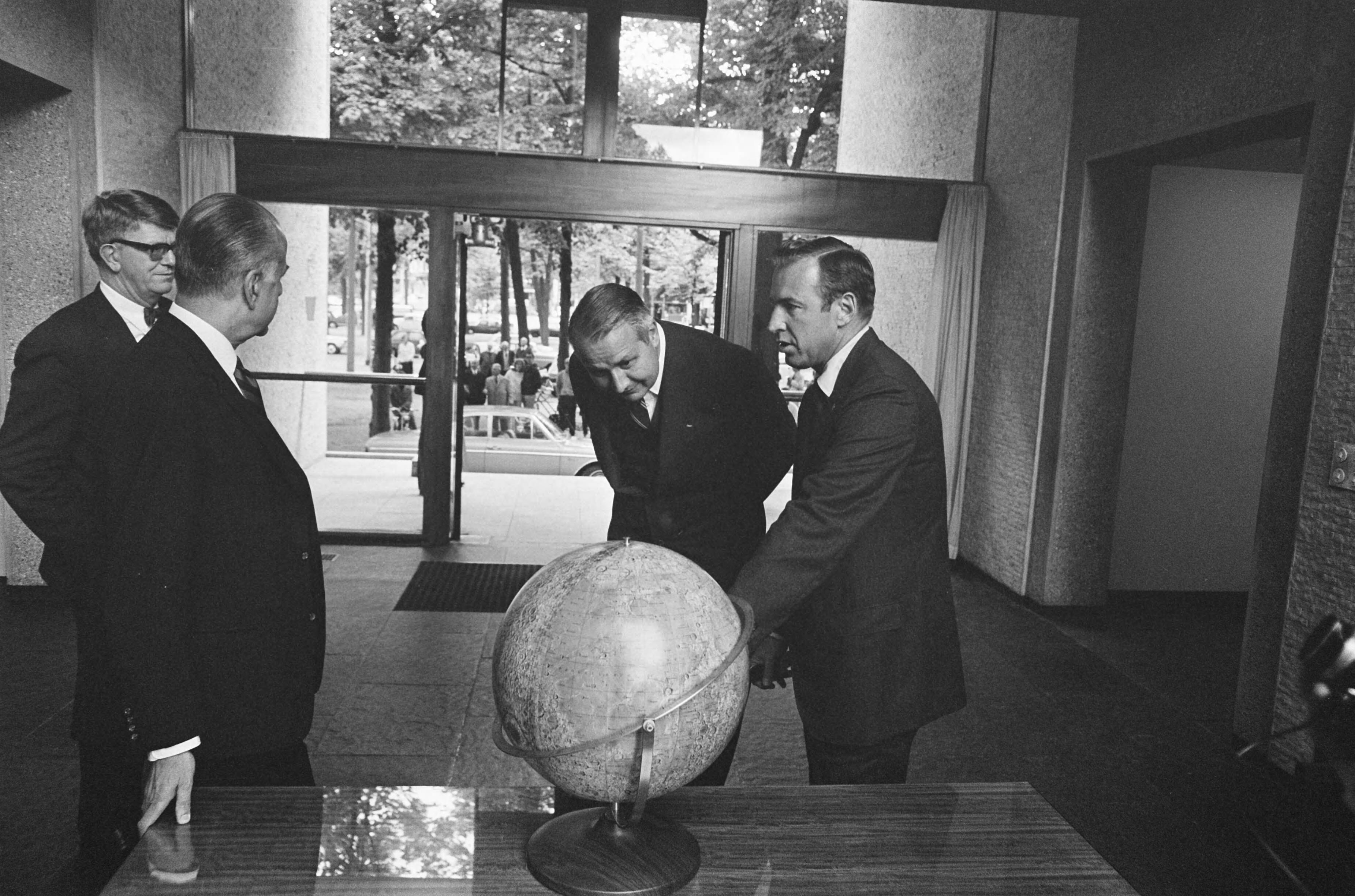 Fotocollectie Anefo — Z. K. H. Pr. Claus bij ontvangst. Amerikaanse astronaut James Lovell op Amerikaanse ambassade te Den Haag : Z. K. H. Pr. Claus bij ontvangst. v.l.n.r. — Foto: Evers, Joost / Anefo. Licentie: Set B: Rechtenvrij / Publiek Domein. Bron: Nationaal Archief. http://hdl.handle.net/10648/ab770138-d0b4-102d-bcf8-003048976d84