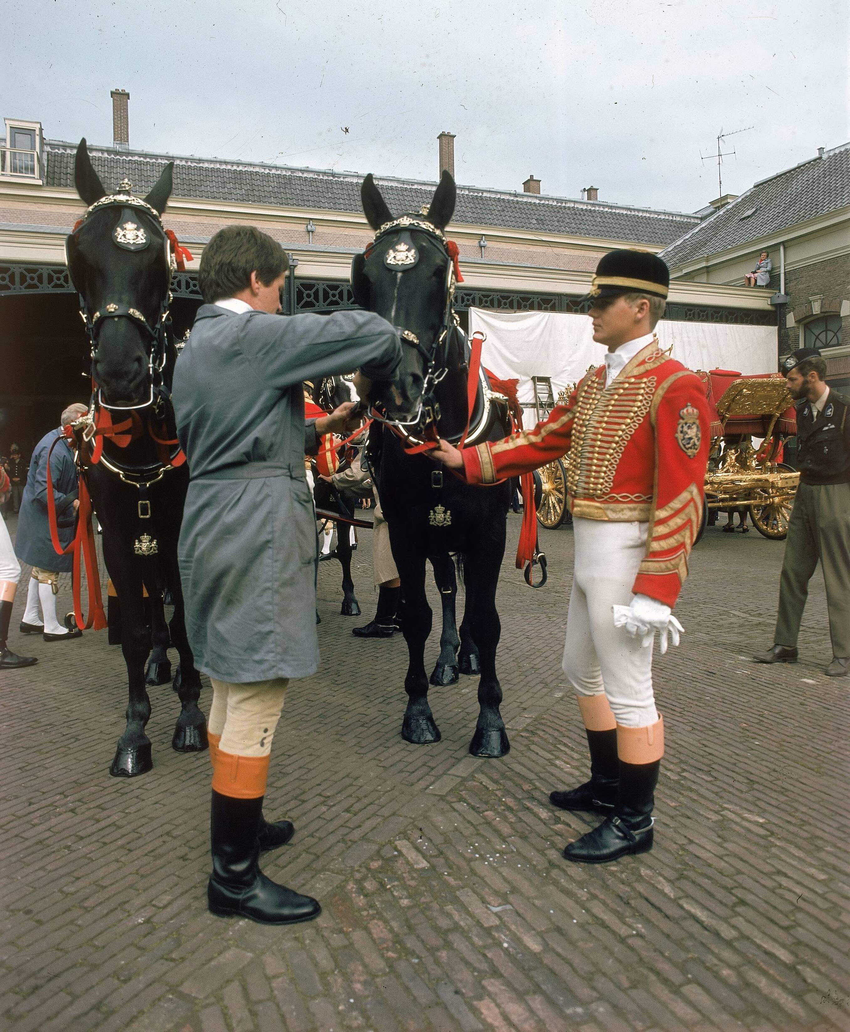 Fotocollectie RVD / Koninklijk Huis — Prinsjesdag - stalpersoneel met paarden op binnenplaats van de koninklijke stallen aan de Noordwal in Den Haag — Foto: Mastenbroek, Cees / RVD. Licentie: Set B: Rechtenvrij / Publiek Domein. Bron: Nationaal Archief. http://hdl.handle.net/10648/afb26d50-d0b4-102d-bcf8-003048976d84