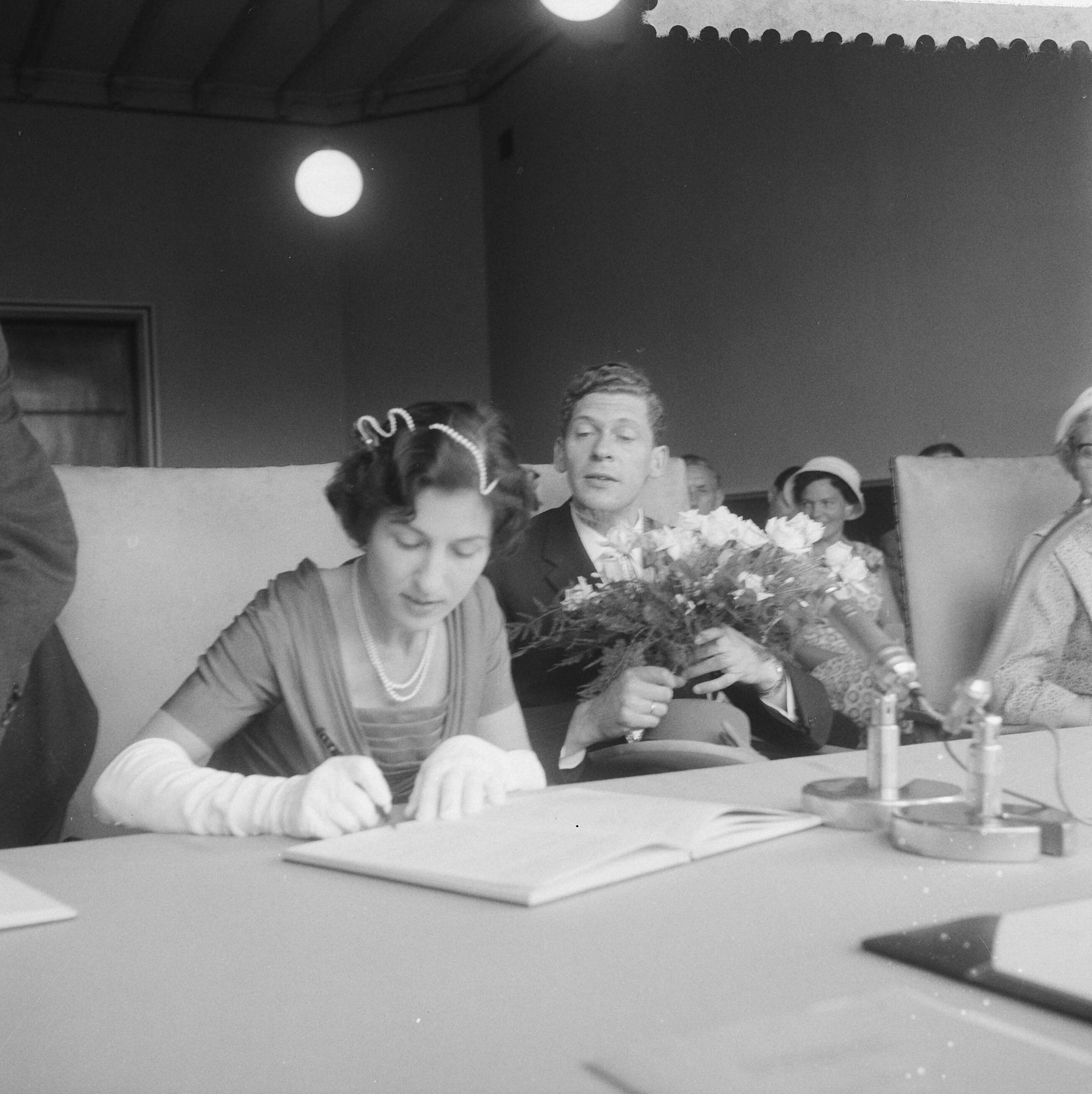 Fotocollectie Anefo — Huwelijk van AVRO-omroepster Ilse Wessel en zanger Jaap Dubbelboer te Baarn — Foto: Noske, J.D. / Anefo. Licentie: Set B: Rechtenvrij / Publiek Domein. Bron: Nationaal Archief. http://hdl.handle.net/10648/a9992ca6-d0b4-102d-bcf8-003048976d84