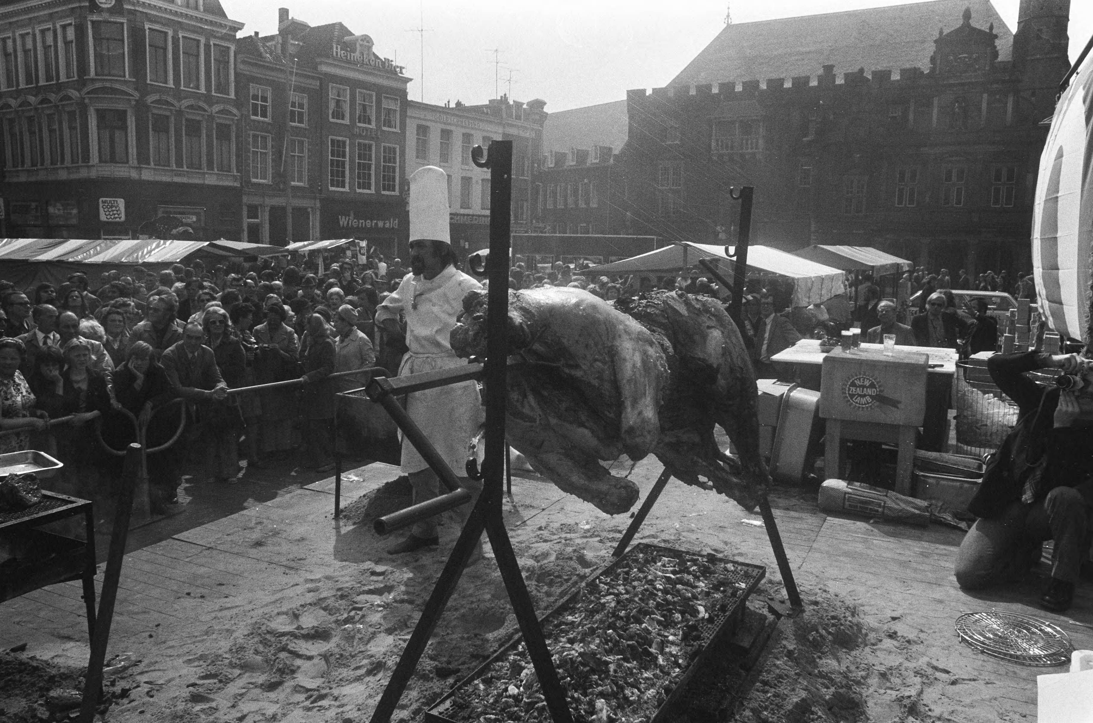 Fotocollectie Anefo — Herdenking beleg van Haarlem 1573, os wordt gebraden op Grote Markt — Foto: Peters, Hans / Anefo. Licentie: Set B: Rechtenvrij / Publiek Domein. Bron: Nationaal Archief. http://hdl.handle.net/10648/ac2c9e3a-d0b4-102d-bcf8-003048976d84