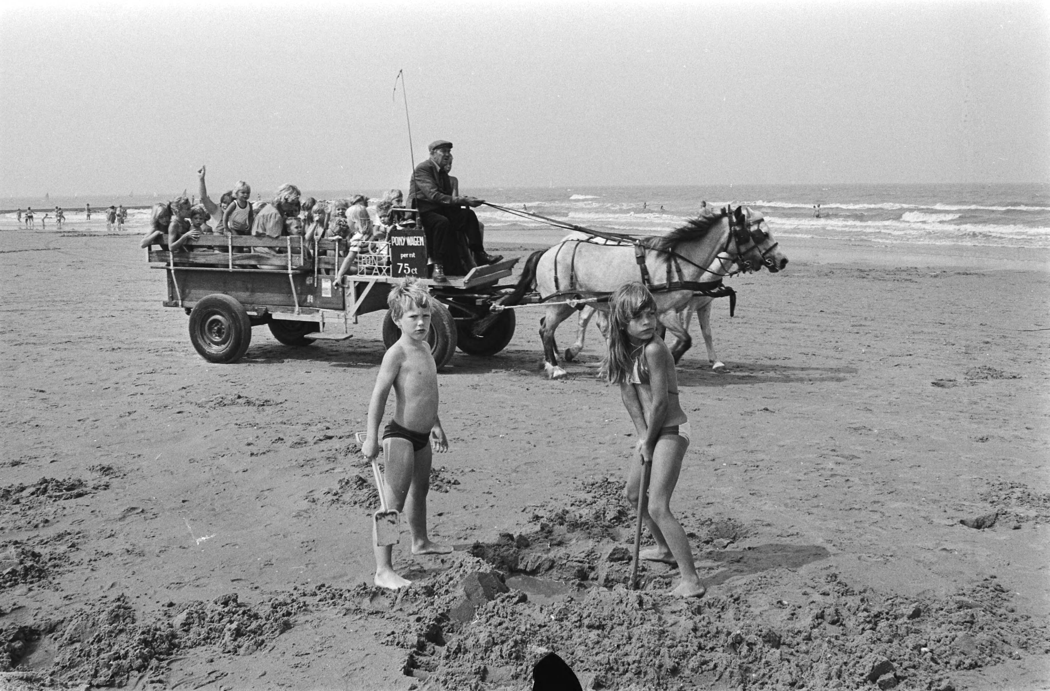 Fotocollectie Anefo — Kinderen maken met het mooie weer een ritje in de ponywagen over het strand van Scheveningen — Foto: Antonisse, Marcel / Anefo. Licentie: Set B: Rechtenvrij / Publiek Domein. Bron: Nationaal Archief. http://hdl.handle.net/10648/ad2c5208-d0b4-102d-bcf8-003048976d84