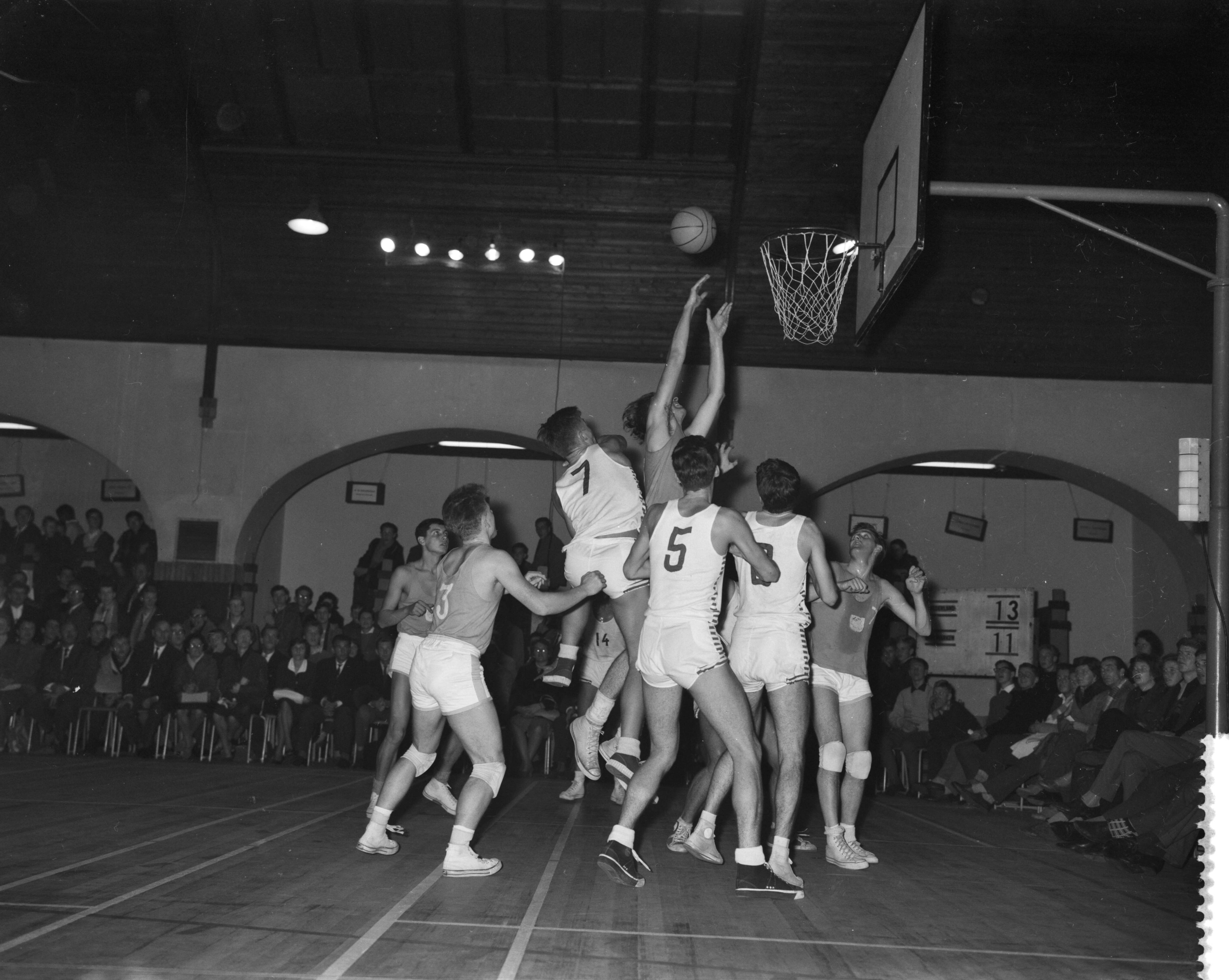 Fotocollectie Anefo — Basketbalwedstrijd Nederland tegen Denemarken in het Krelage Huis te Haarlem (70-54). Jan Bruin probeert te scoren en wordt verdedigd door de Denen Pedersen (7) en Gravensen (5). Links Hans Perrier (3) — Foto: Rossem, Wim van / Anefo. Licentie: Set B: Rechtenvrij / Publiek Domein. Bron: Nationaal Archief. http://hdl.handle.net/10648/a9bd7e30-d0b4-102d-bcf8-003048976d84