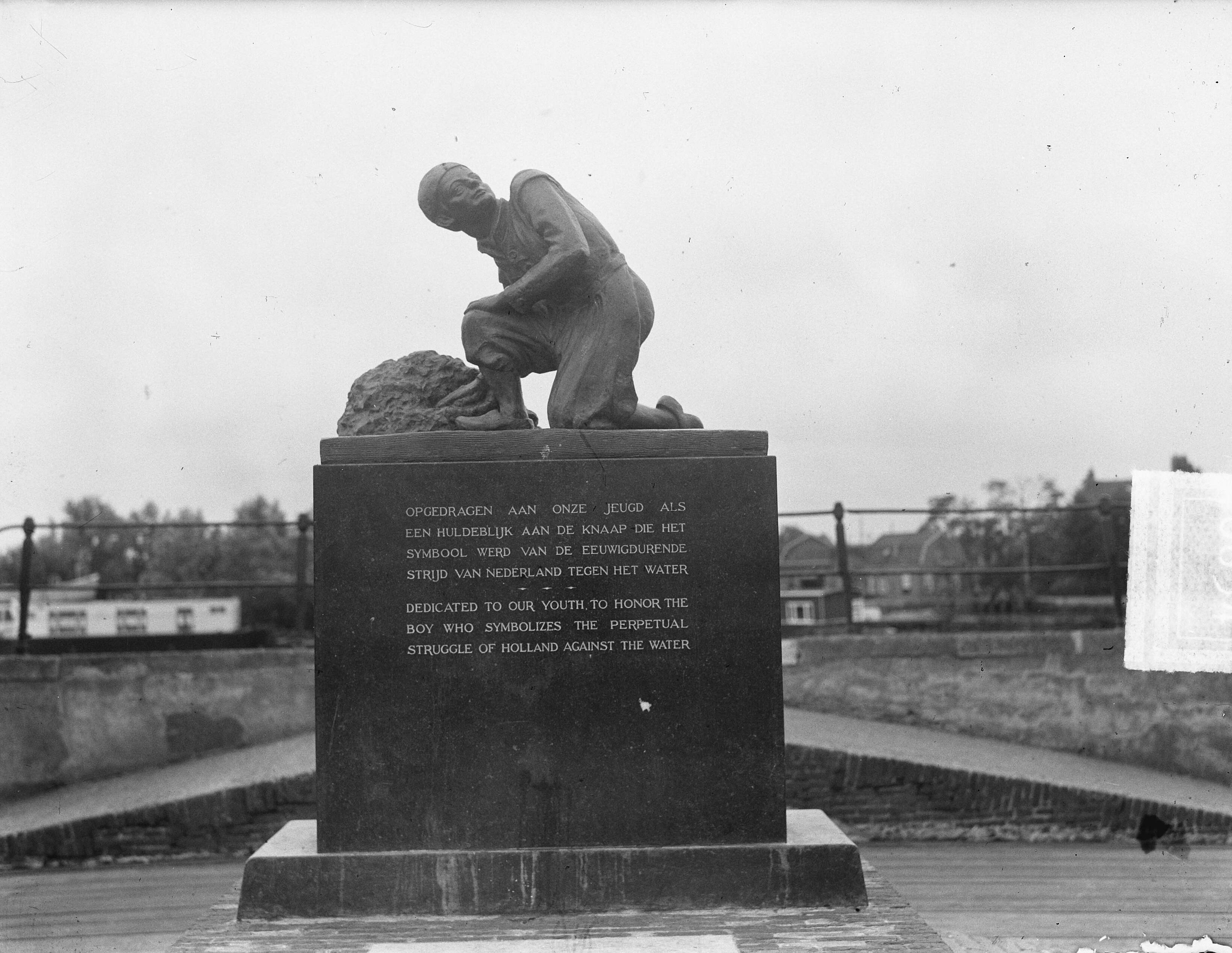 Fotocollectie Anefo — Kinderstandbeeld te Spaarndam — Foto: Pot, Harry / Anefo. Licentie: Set B: Rechtenvrij / Publiek Domein. Bron: Nationaal Archief. http://hdl.handle.net/10648/a8db63a6-d0b4-102d-bcf8-003048976d84