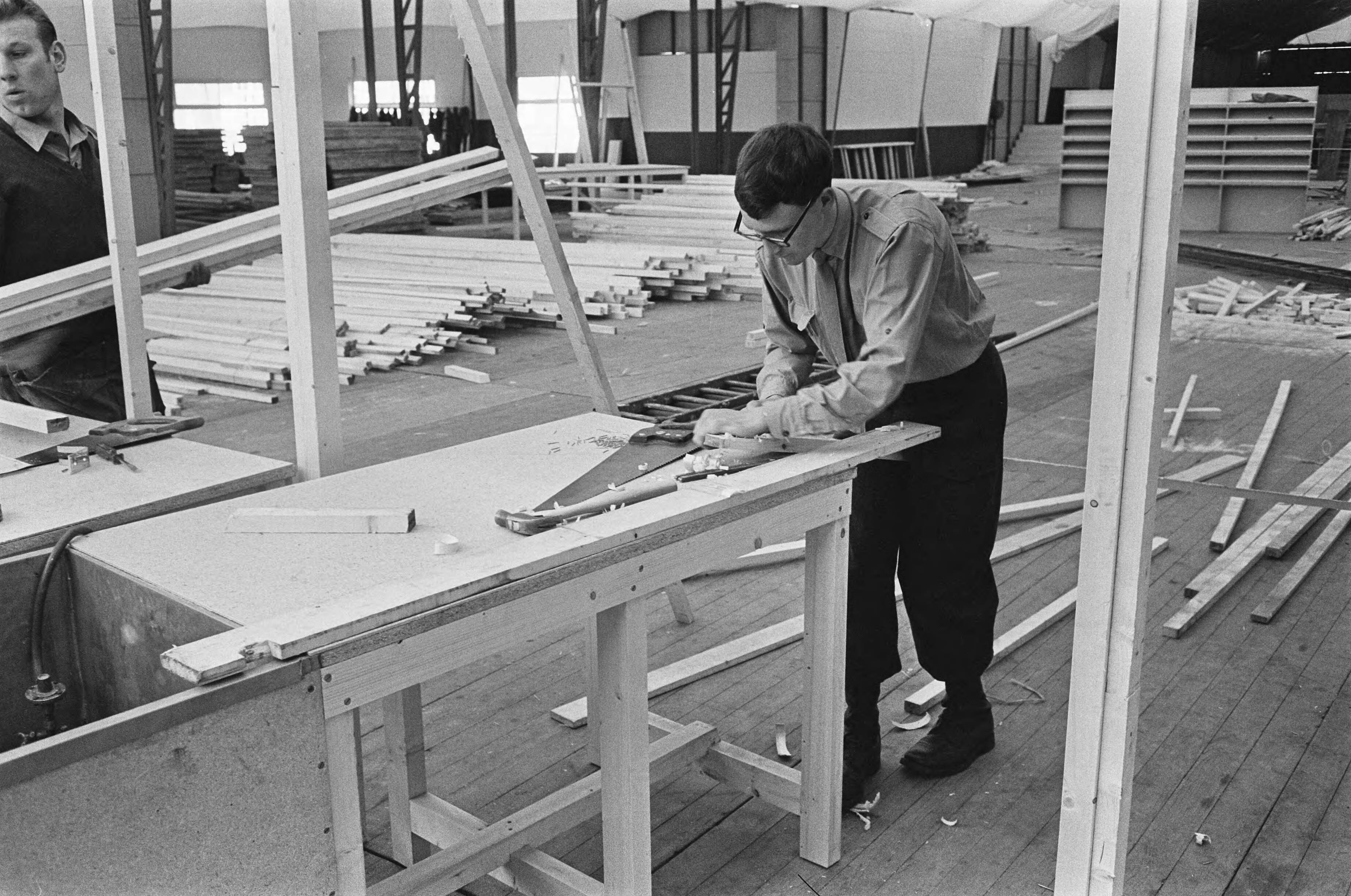 Fotocollectie Anefo — In de Prinses Juliana Kazerne te Den Haag is men bezig met de kazerne gereed te maken voor de grote NATO-conferentie, overzicht grote ruimte in paviljoen perscentrum — Foto: Pot, Harry / Anefo. Licentie: Set B: Rechtenvrij / Publiek Domein. Bron: Nationaal Archief. http://hdl.handle.net/10648/aa636502-d0b4-102d-bcf8-003048976d84