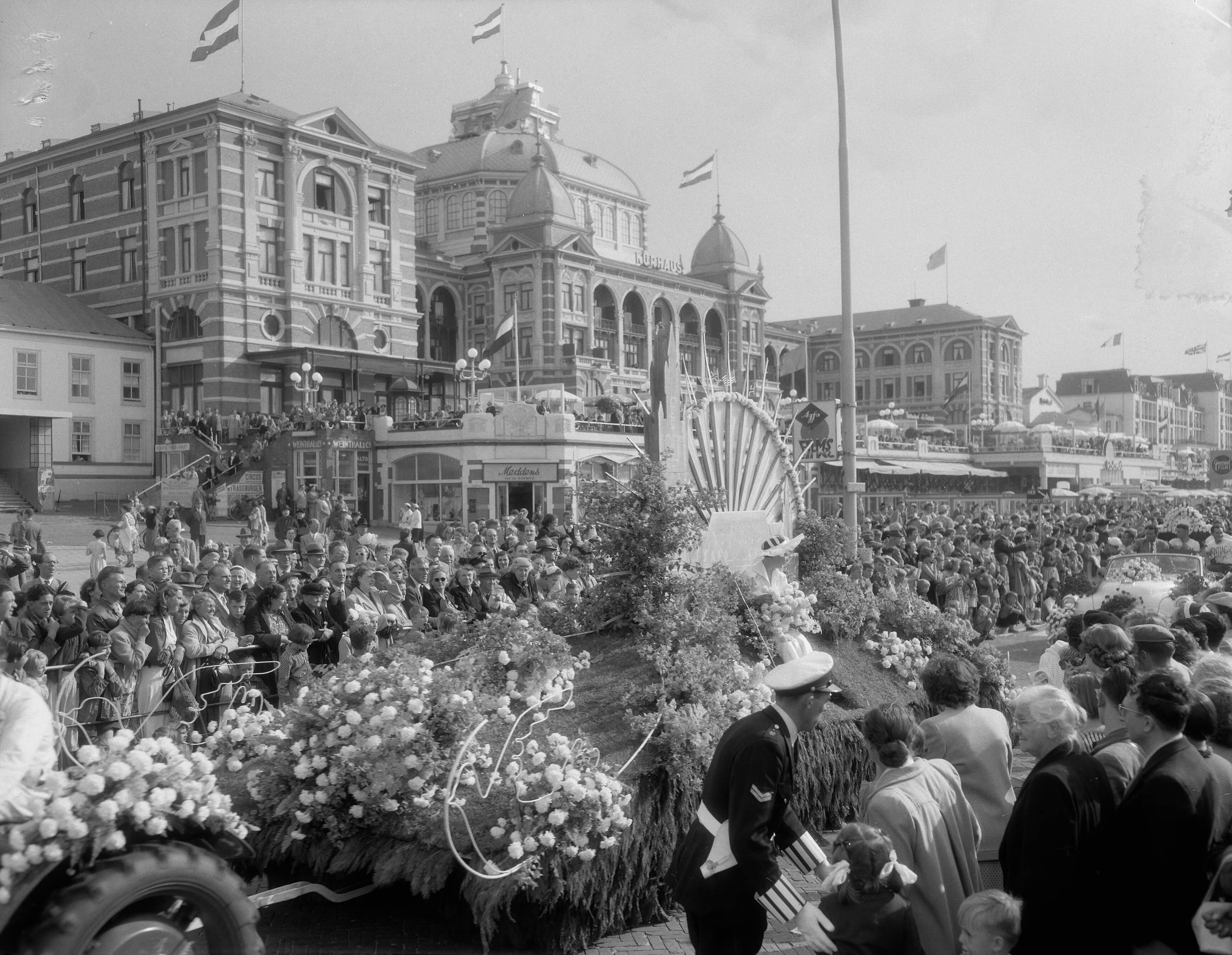 Fotocollectie Anefo — Bloemencorso op de boulevard van Scheveningen — Foto: Duinen, G.W. van / Anefo. Licentie: Set B: Rechtenvrij / Publiek Domein. Bron: Nationaal Archief. http://hdl.handle.net/10648/a927c764-d0b4-102d-bcf8-003048976d84