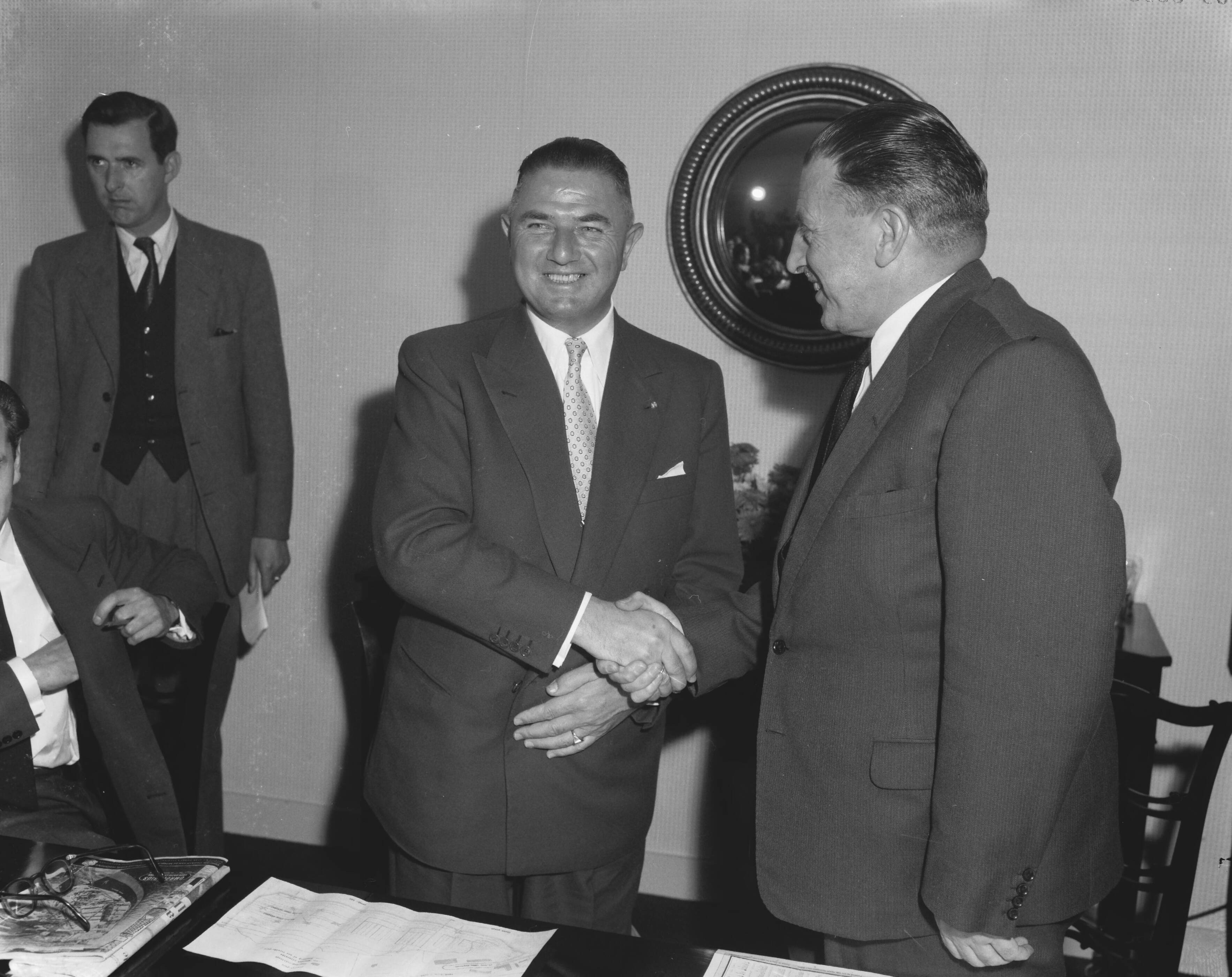 Fotocollectie Anefo — Ondertekening overeenkomst tussen het Ierse gezantschap en Verolme Scheepswerven. C. Verolme (links) schudt de hand van de Ierse vice-premier Sean Lemass (rechts) — Foto: Behrens, Herbert F. / Anefo. Licentie: Set B: Rechtenvrij / Publiek Domein. Bron: Nationaal Archief. http://hdl.handle.net/10648/a985d9da-d0b4-102d-bcf8-003048976d84