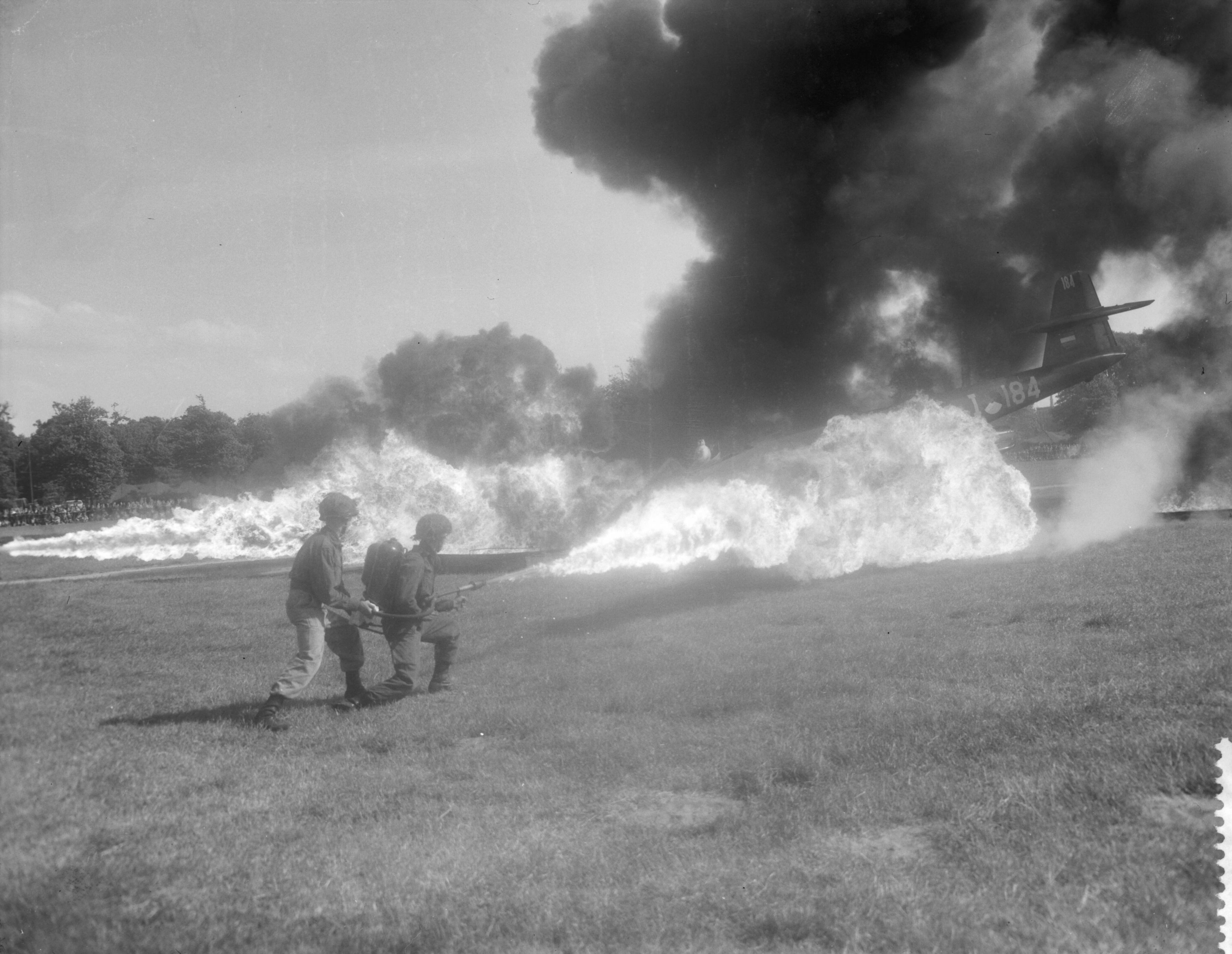 Fotocollectie Anefo — Militaire demonstraties op het Malieveld in Den Haag i.v.m. 60-jarig bestaan van de Onderofficiersvereniging "Ons Belang" — Foto: Noske, J.D. / Anefo. Licentie: Set B: Rechtenvrij / Publiek Domein. Bron: Nationaal Archief. http://hdl.handle.net/10648/a97def68-d0b4-102d-bcf8-003048976d84