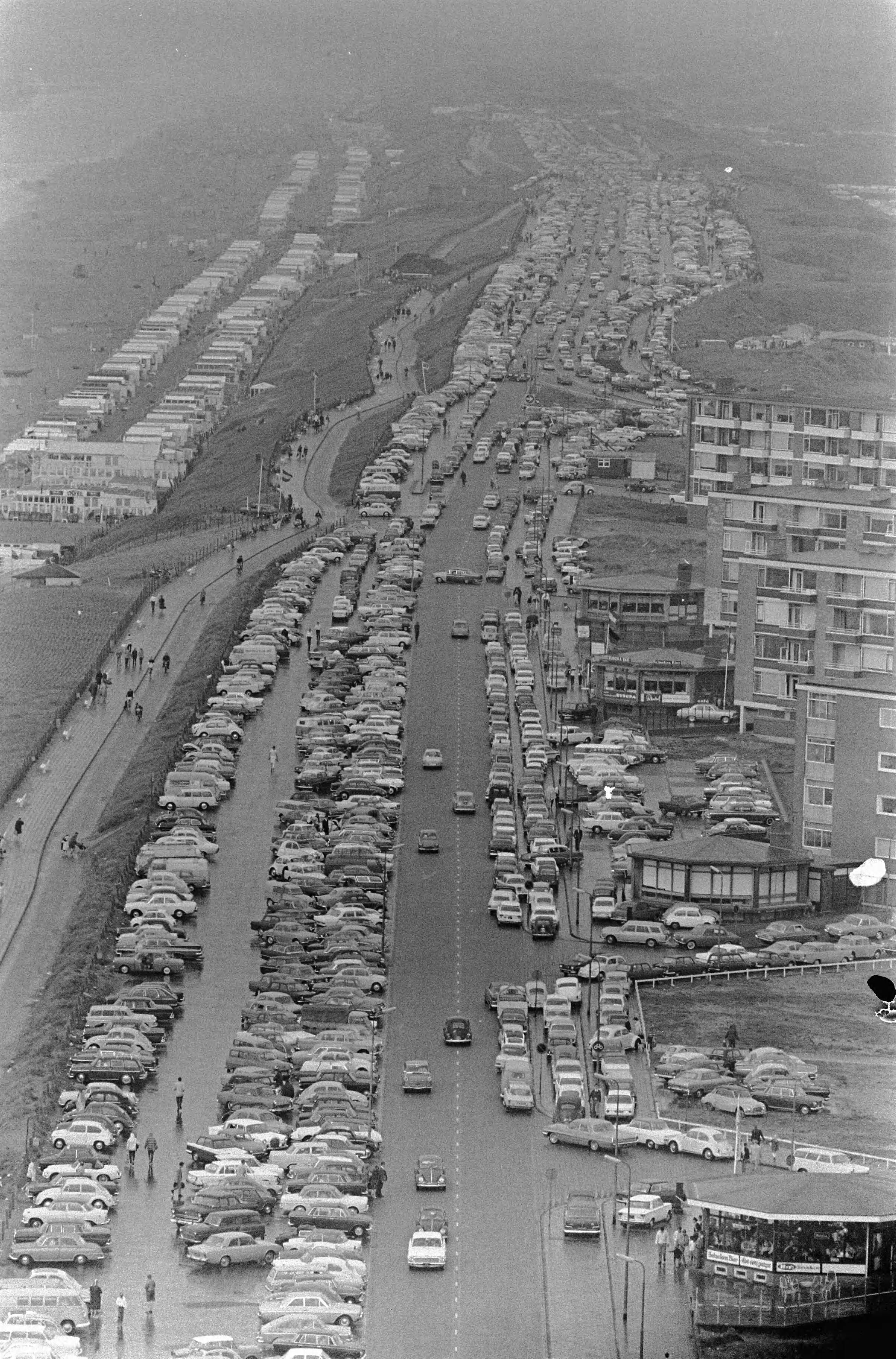 Fotocollectie Anefo — Pinksterdrukte Zandvoort, geparkeerde autos op de boulevard — Foto: Koch, Eric / Anefo. Licentie: Set B: Rechtenvrij / Publiek Domein. Bron: Nationaal Archief. http://hdl.handle.net/10648/ab18e8dc-d0b4-102d-bcf8-003048976d84