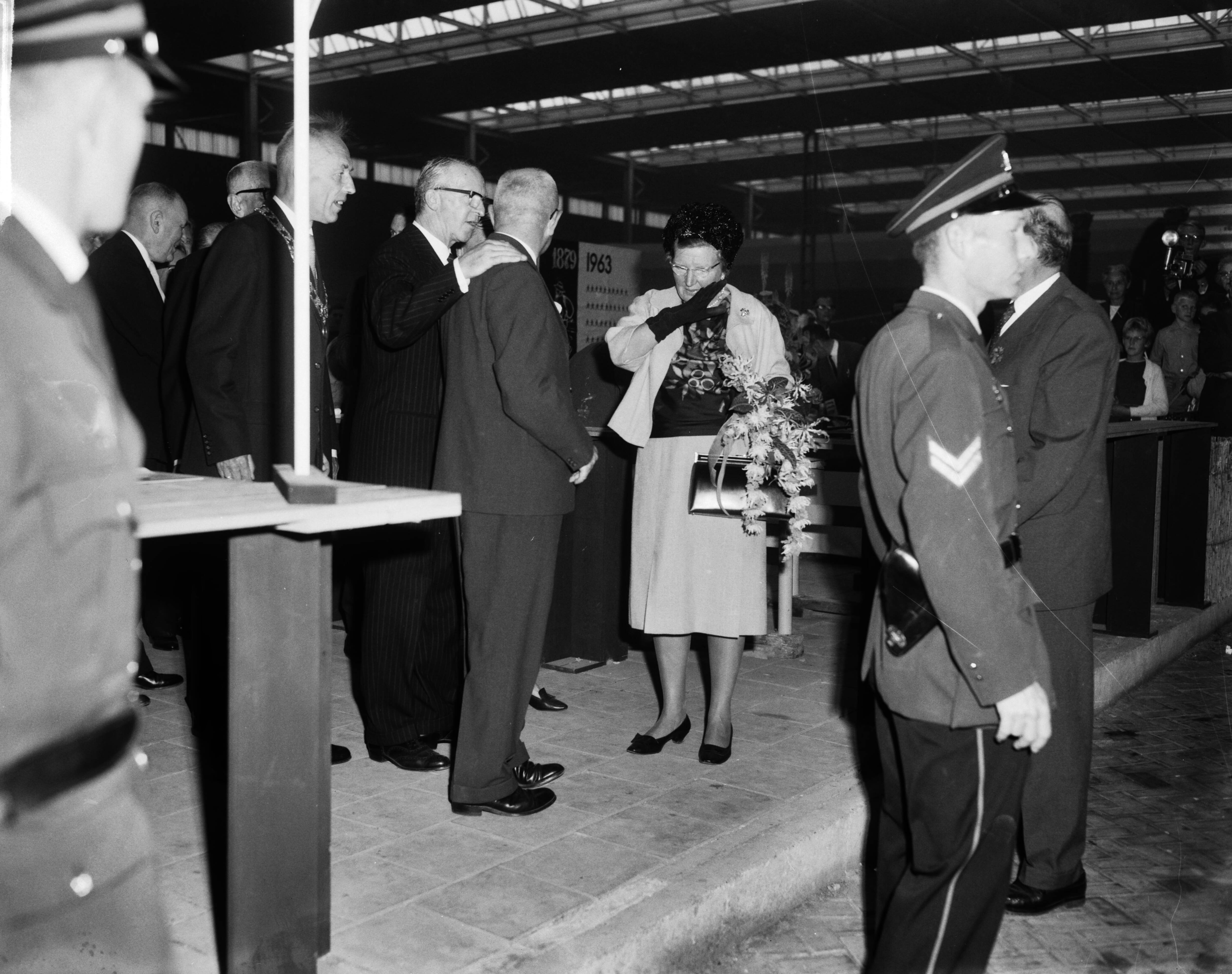 Fotocollectie Anefo — Koningin Juliana bracht een bezoek aan de tentoonstelling "Frisiana" te Leeuwarden. De koningin tijdens de rondgang — Foto: Bilsen, Joop van / Anefo. Licentie: Set B: Rechtenvrij / Publiek Domein. Bron: Nationaal Archief. http://hdl.handle.net/10648/aa45e61c-d0b4-102d-bcf8-003048976d84