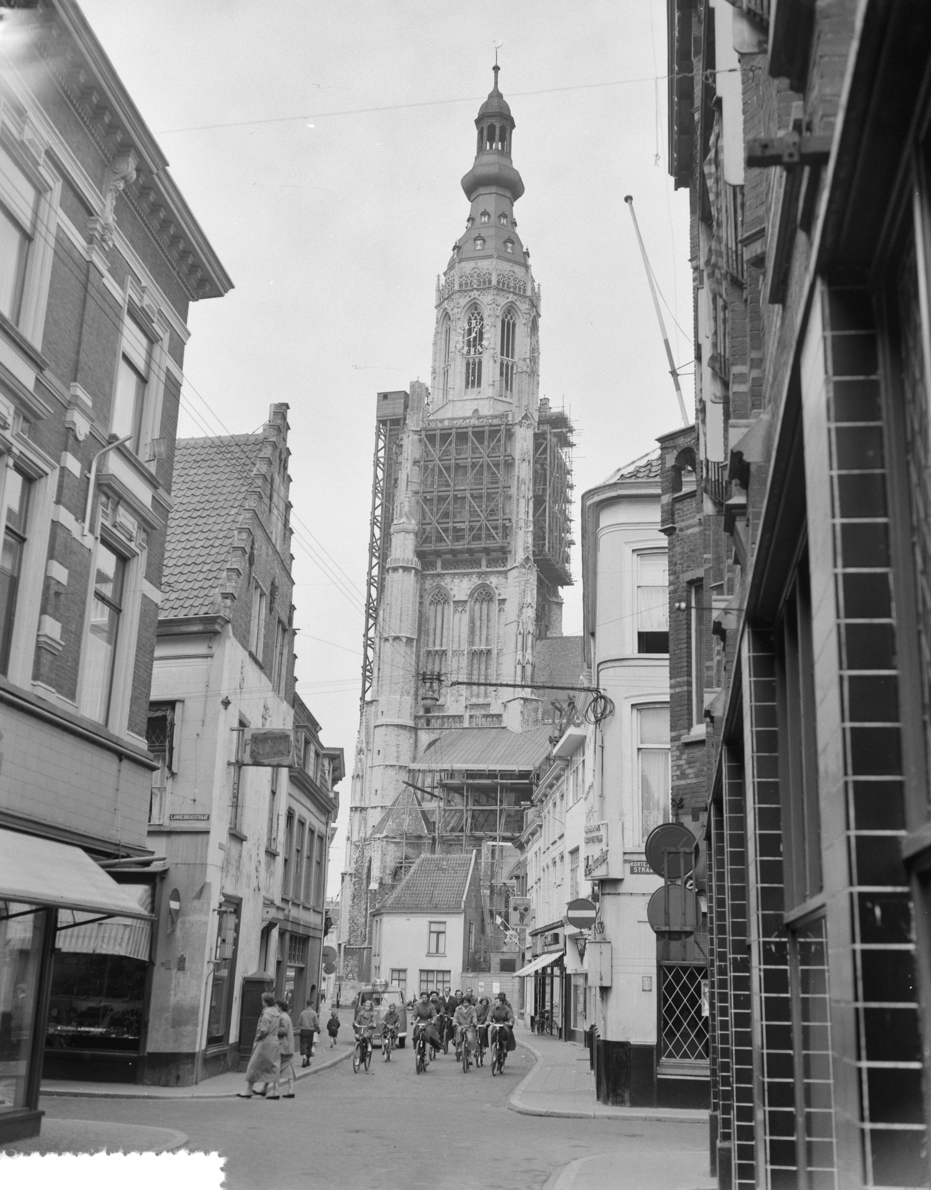 Fotocollectie Anefo — Restauratie van de Grote Kerk te Breda — Foto: Rossem, Wim van / Anefo. Licentie: Set B: Rechtenvrij / Publiek Domein. Bron: Nationaal Archief. http://hdl.handle.net/10648/a9473694-d0b4-102d-bcf8-003048976d84