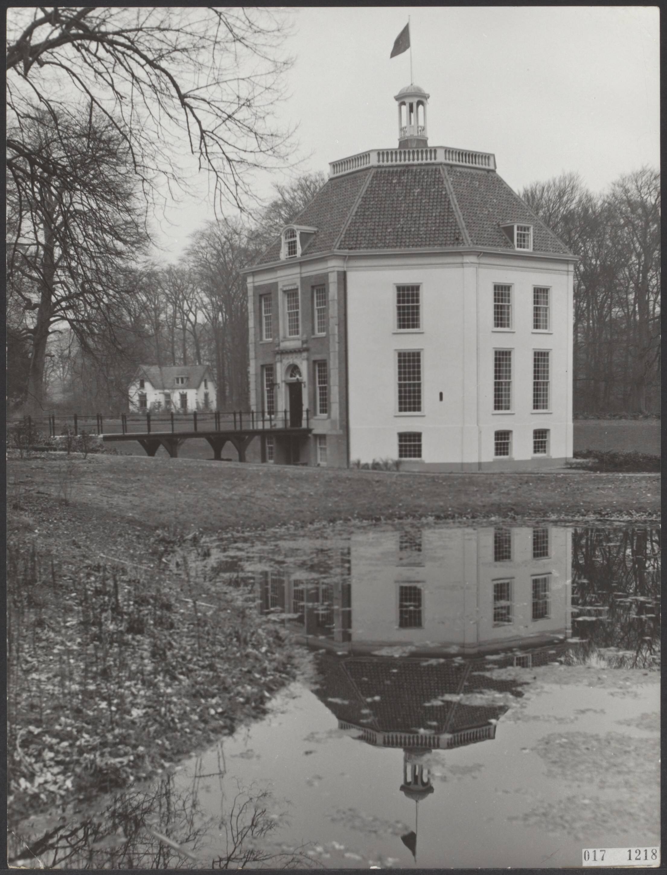 Fotocollectie Elsevier Binnenland — Kasteel Drakensteyn te Lage Vuursche waar prinses Beatrix woont. Na haar huwelijk met prins Claus zal dit kasteel haar woning blijven — Foto: Bilsen, Joop van / Anefo. Licentie: Set B: Rechtenvrij / Publiek Domein. Bron: Nationaal Archief. http://hdl.handle.net/10648/adc05cbe-d0b4-102d-bcf8-003048976d84