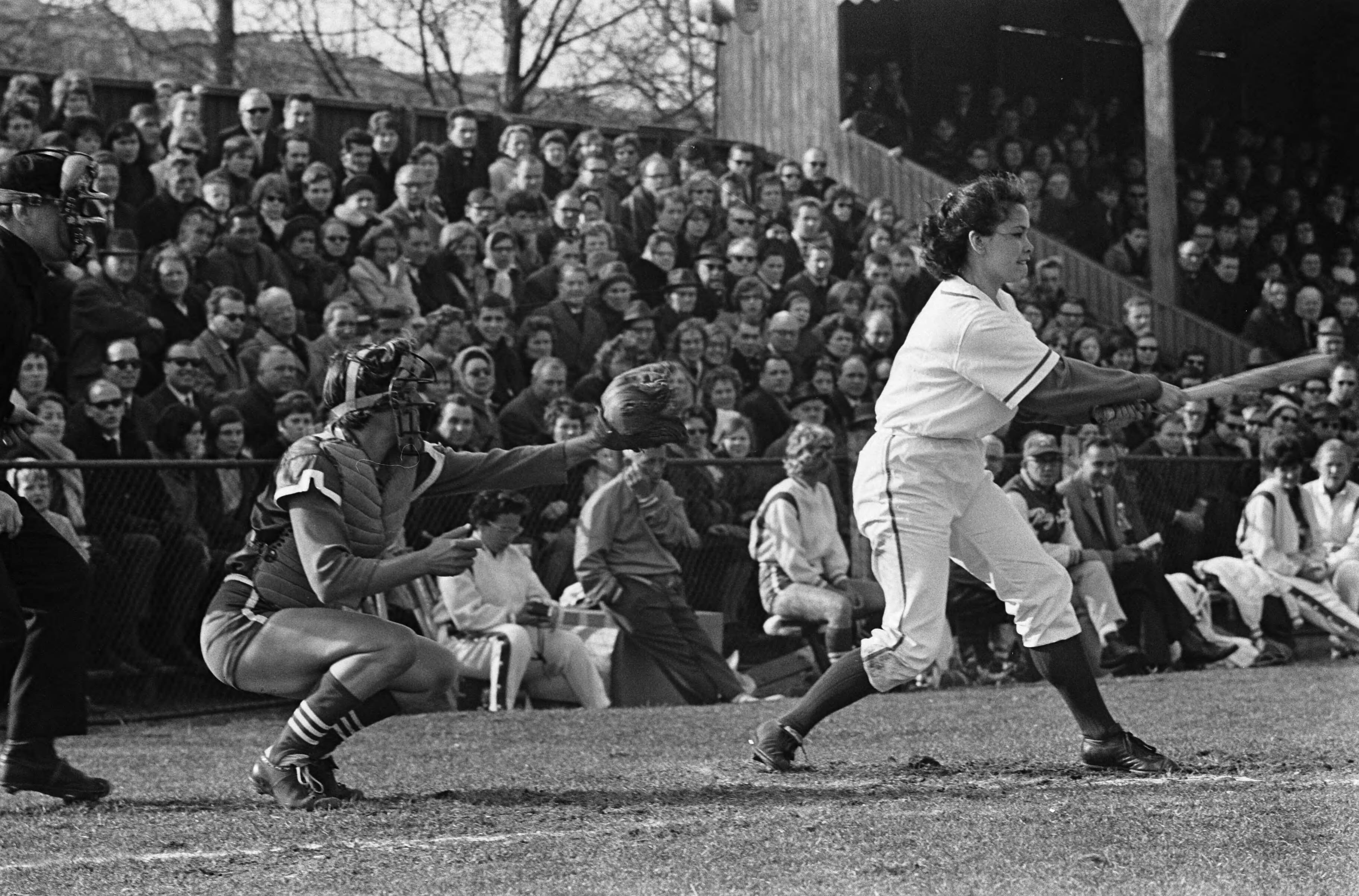 Fotocollectie Anefo — Dames softbal. Nederland tegen de Raybestos Brakkettes (Amerikaanse dames) 0-11. Spelmoment, Nederlandse slagvrouw — Foto: Kroon, Ron / Anefo. Licentie: Set B: Rechtenvrij / Publiek Domein. Bron: Nationaal Archief. http://hdl.handle.net/10648/aa9905f4-d0b4-102d-bcf8-003048976d84