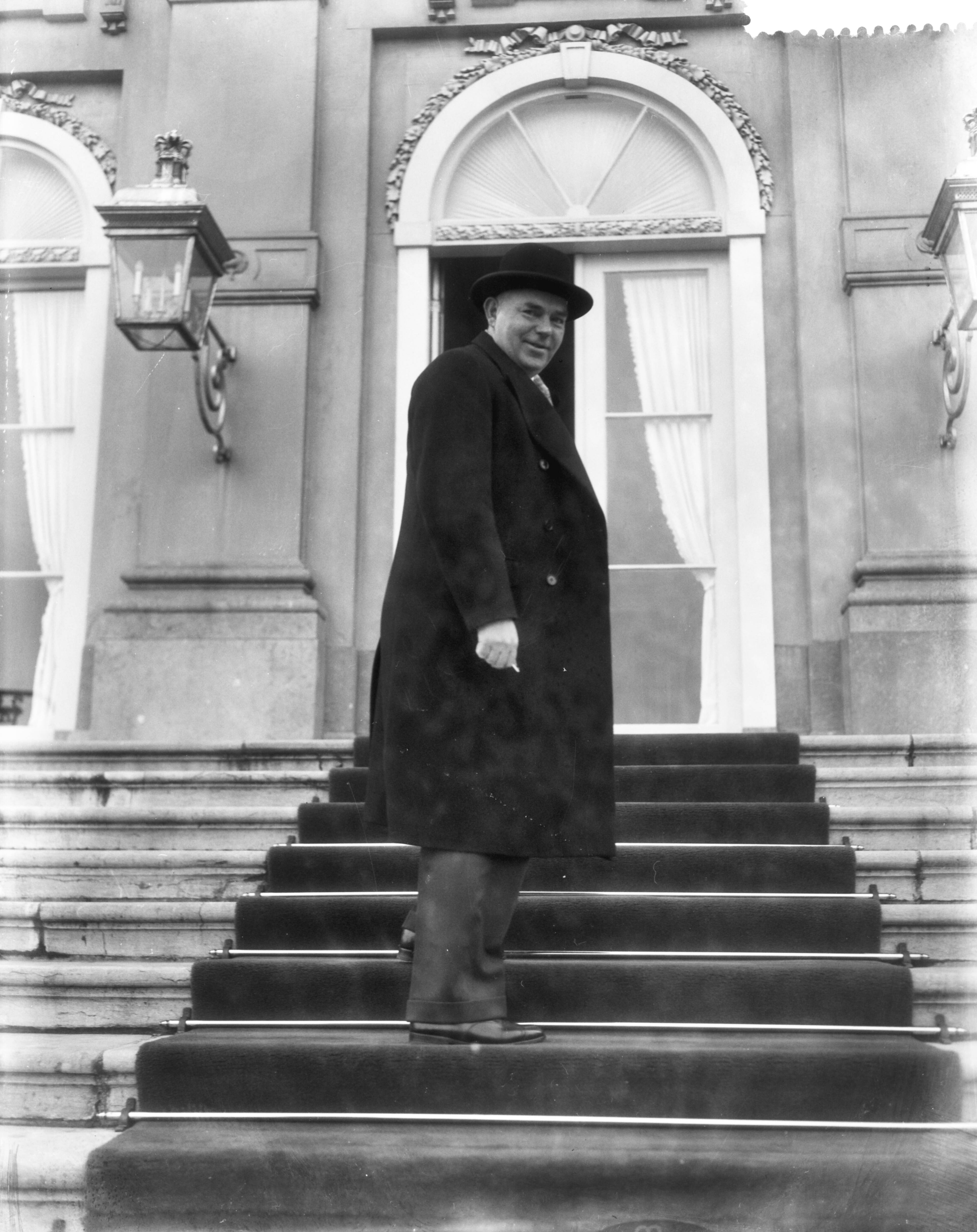 Koningin Juliana ontvangt de fractieleiders op Huis ten Bosch te Den Haag — Kabinetsformatie. Mr. J. Burger (PvdA) voor paleis Huis ten Bosch — Foto: Pot, Harry / Anefo. Licentie: Set B: Rechtenvrij / Publiek Domein. Bron: Nationaal Archief. http://hdl.handle.net/10648/a98f88fe-d0b4-102d-bcf8-003048976d84