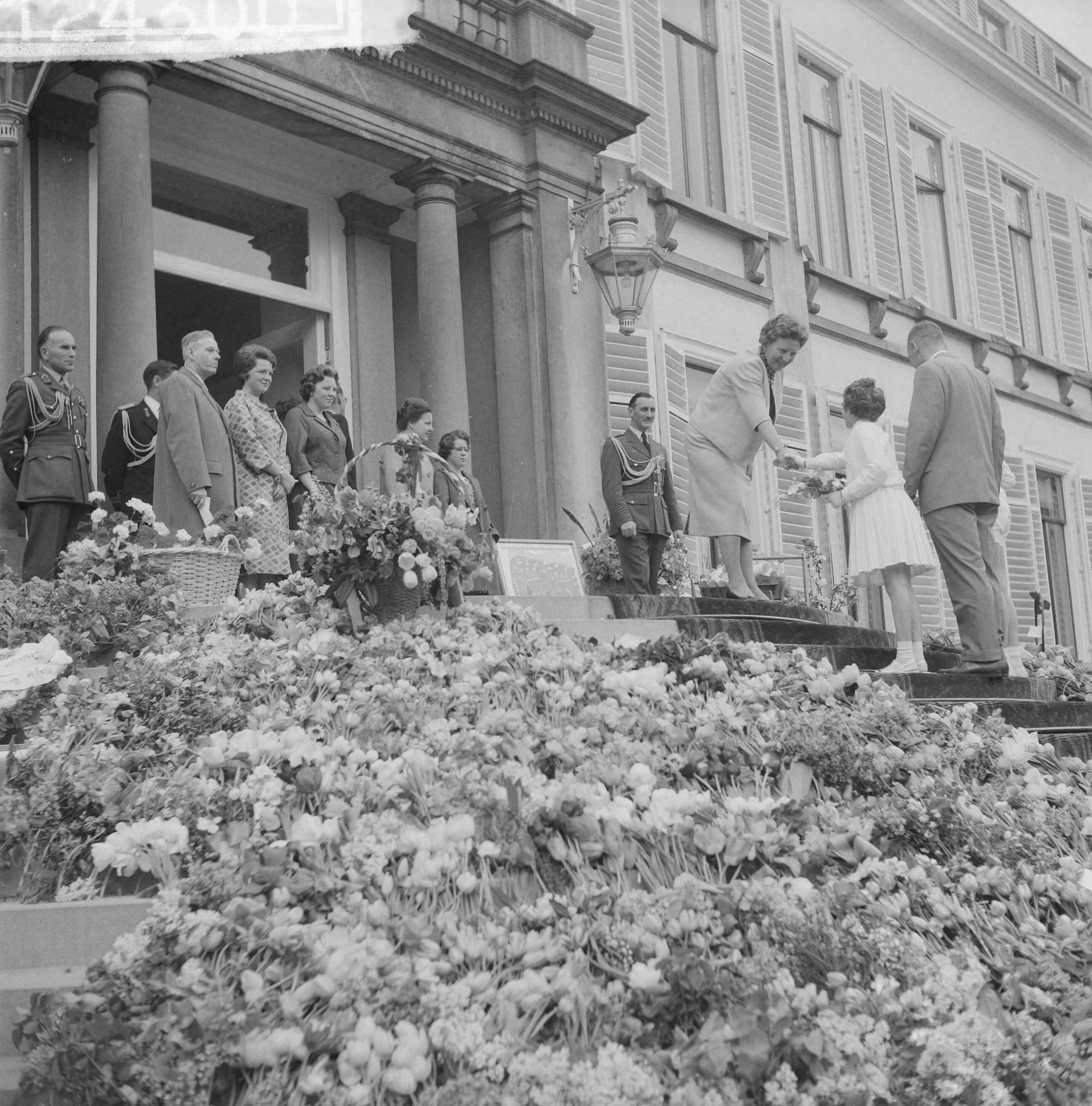 Koninginnedag 1961 — Koninginnedag 1961. Defilé op paleis Soestdijk t.g.v. verjaardag van koningin Juliana. Bloemen op bordes — Foto: Bilsen, Joop van / Anefo. Licentie: Set B: Rechtenvrij / Publiek Domein. Bron: Nationaal Archief. http://hdl.handle.net/10648/a9d39418-d0b4-102d-bcf8-003048976d84