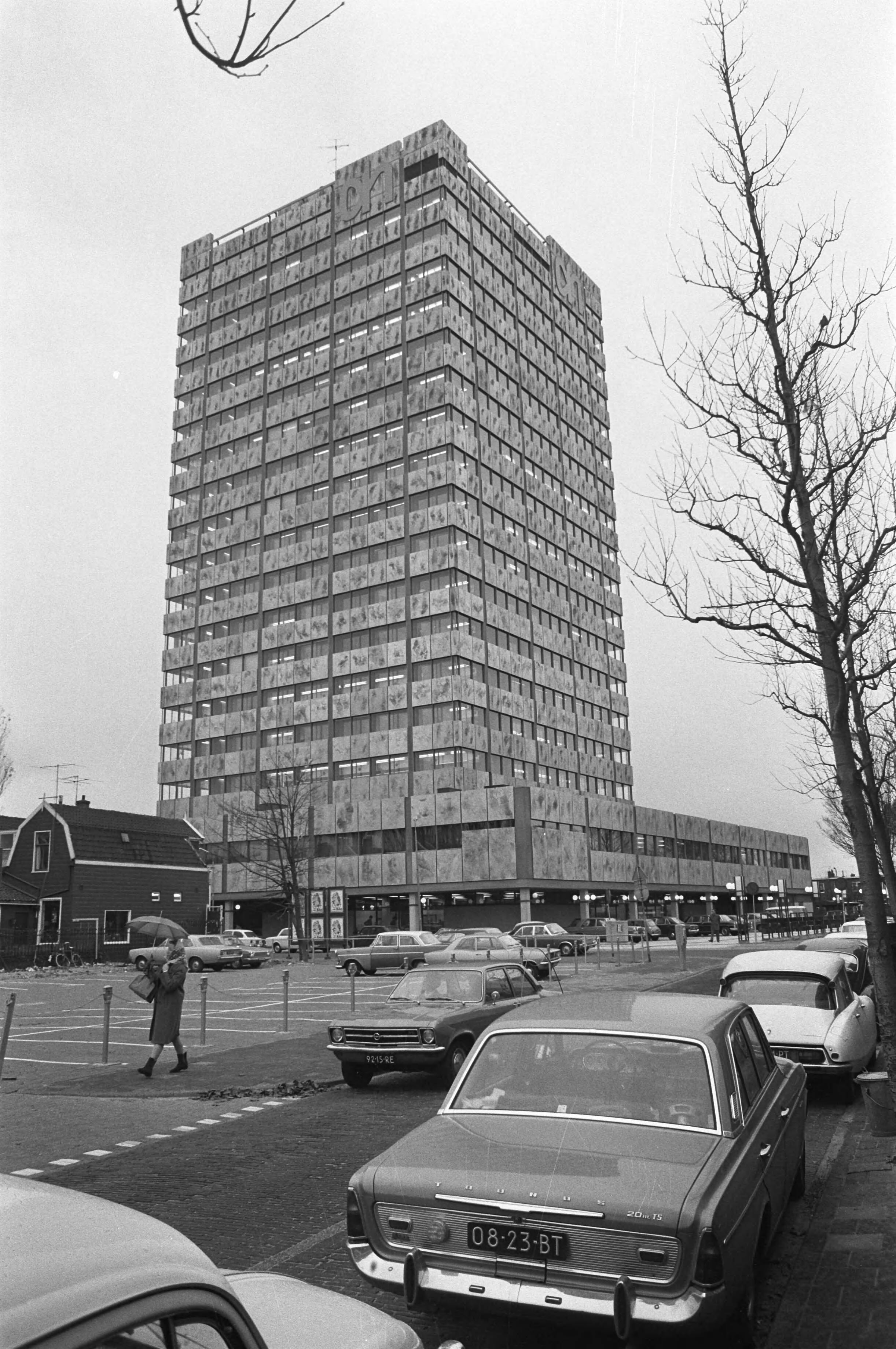 Fotocollectie Anefo — Opening hoofdkantoor Albert Heyn te Zaandam — Foto: Punt, W. / Anefo. Licentie: Set B: Rechtenvrij / Publiek Domein. Bron: Nationaal Archief. http://hdl.handle.net/10648/abd7c13a-d0b4-102d-bcf8-003048976d84