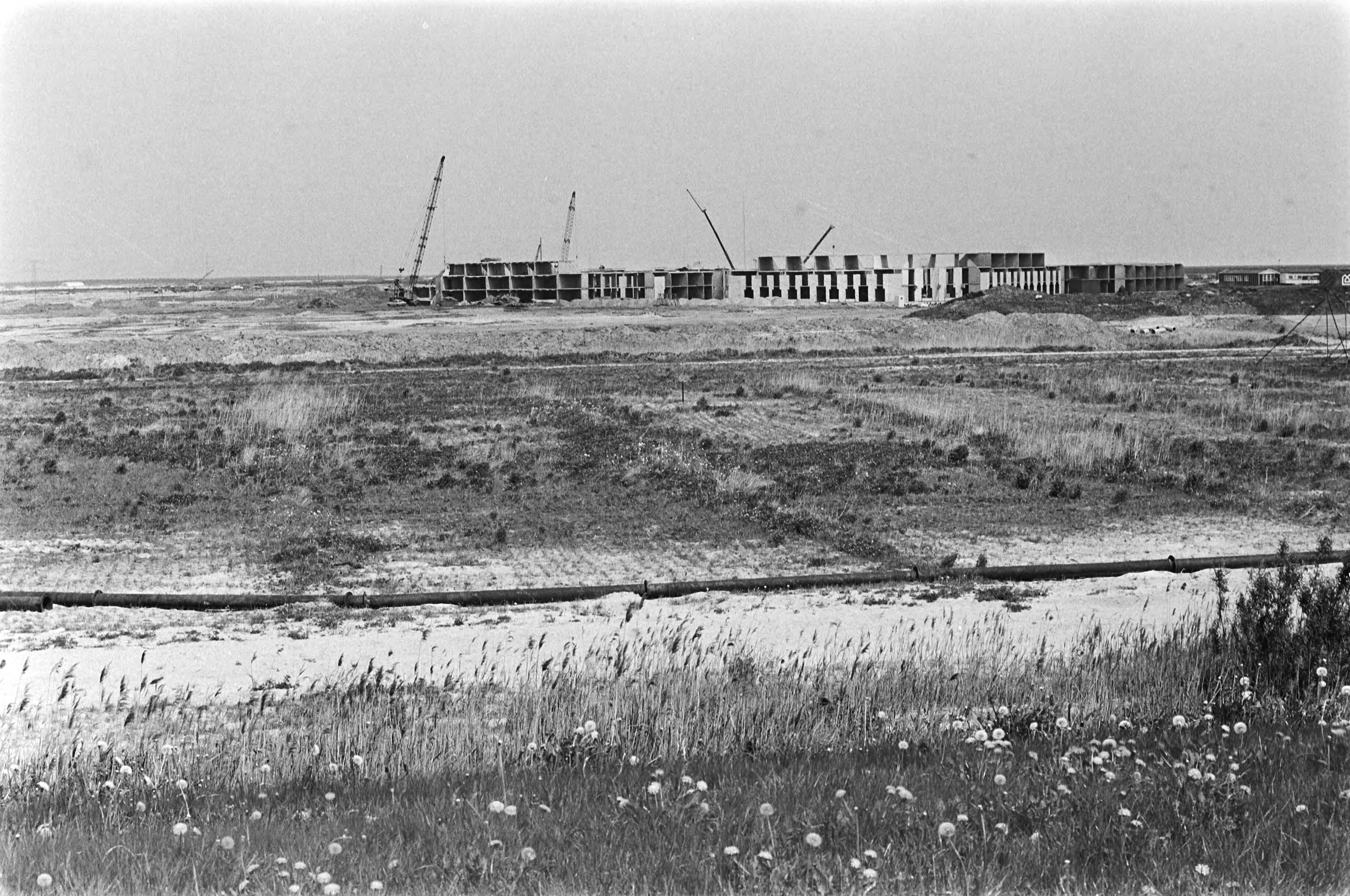 Fotocollectie Anefo — Bouw Almere, bouw Almere in kale vlakte — Foto: Mieremet, Rob / Anefo. Licentie: Set B: Rechtenvrij / Publiek Domein. Bron: Nationaal Archief. http://hdl.handle.net/10648/ac839550-d0b4-102d-bcf8-003048976d84