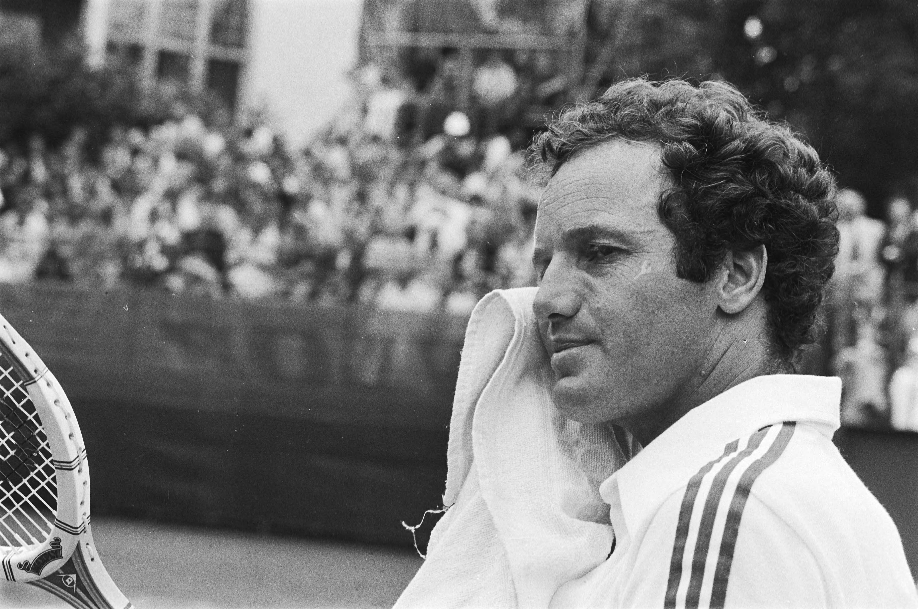 Fotocollectie Anefo — Tennistoernooi Melkhuisje Hilversum; Tom Okker rust uit (close) — Foto: Suyk, Koen / Anefo. Licentie: Set B: Rechtenvrij / Publiek Domein. Bron: Nationaal Archief. http://hdl.handle.net/10648/acb93f34-d0b4-102d-bcf8-003048976d84