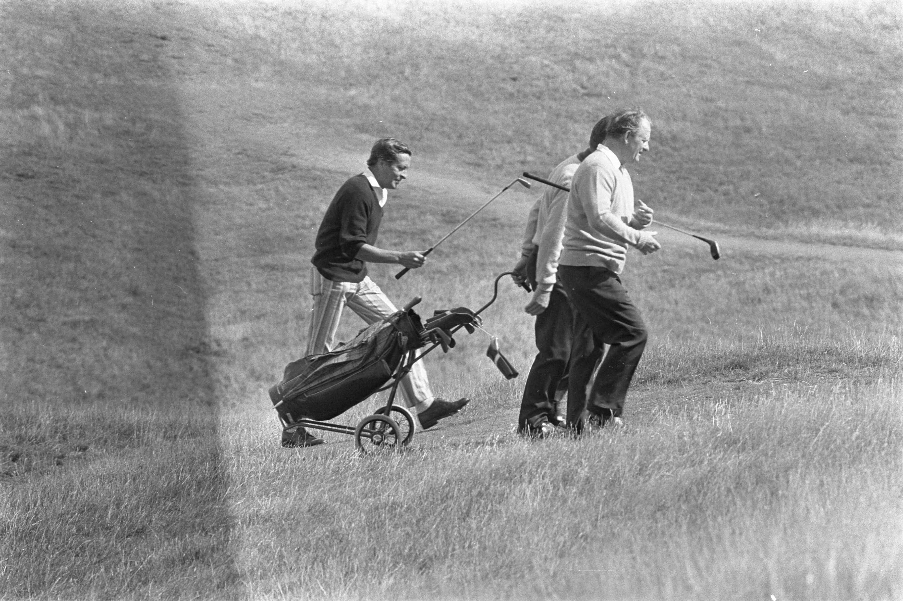 Fotocollectie Anefo — Prins Claus neemt deel aan Internationaal Golftoernooi in Wassenaar, Claus en Sir Tomkins (Engelse ambassadeur) — Foto: Mieremet, Rob / Anefo. Licentie: Set B: Rechtenvrij / Publiek Domein. Bron: Nationaal Archief. http://hdl.handle.net/10648/abf1e916-d0b4-102d-bcf8-003048976d84