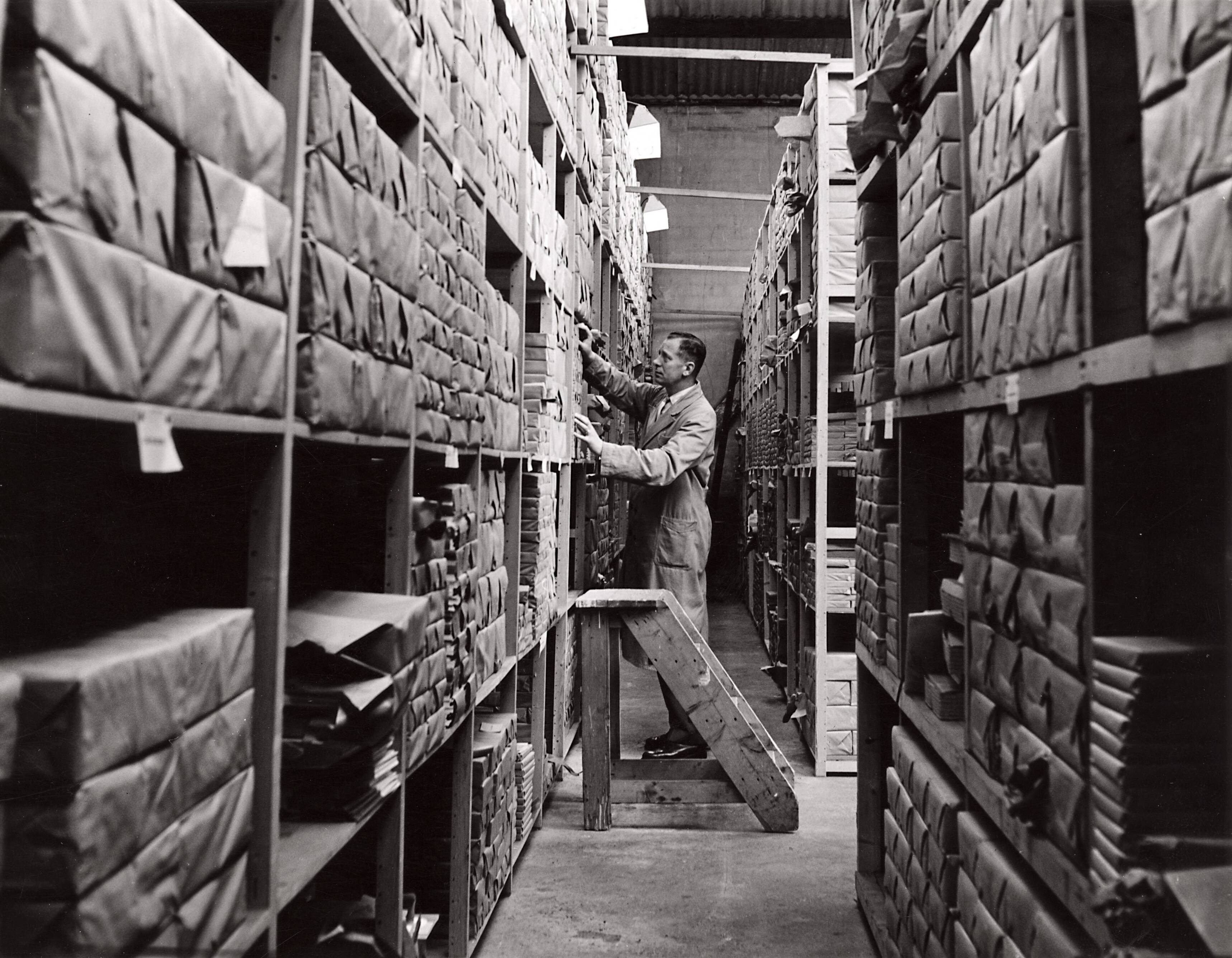 Collectie nader te bepalen — [Serie Bedrijfsvoering Spaarnestad] [magazijn (met pakken papier of tijdschriften?)] — Foto: Fotograaf Onbekend / Fotobureau onbekend / Spaarnestad Photo (05887). Licentie: Set B: Rechtenvrij / Publiek Domein. Bron: Nationaal Archief. http://hdl.handle.net/10648/35429da6-42bc-a382-e063-6df0900a6686
