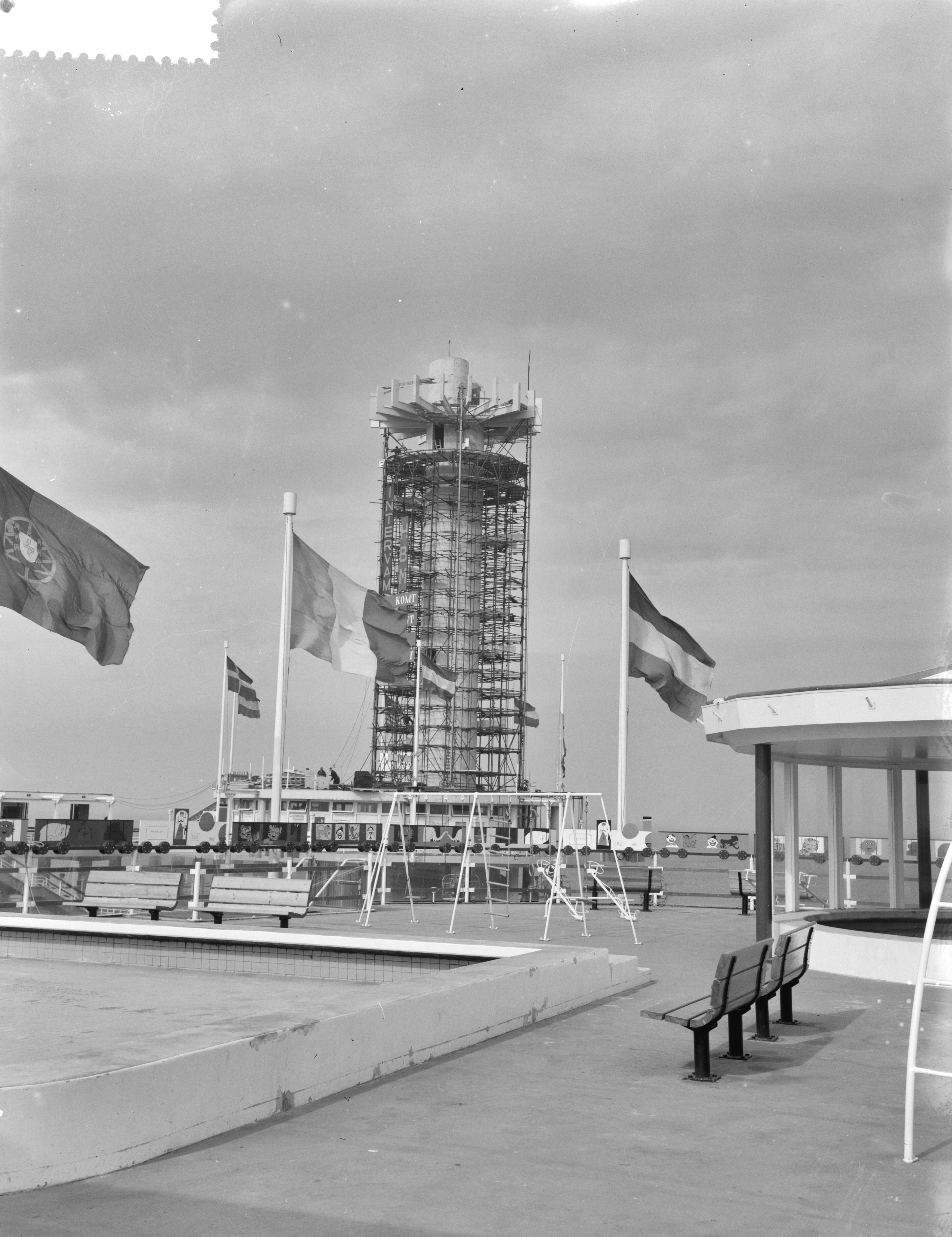 Fotocollectie Anefo — Uitkijktoren Scheveningse Pier bijna klaar — Foto: Rossem, Wim van / Anefo. Licentie: Set B: Rechtenvrij / Publiek Domein. Bron: Nationaal Archief. http://hdl.handle.net/10648/a9e43f16-d0b4-102d-bcf8-003048976d84