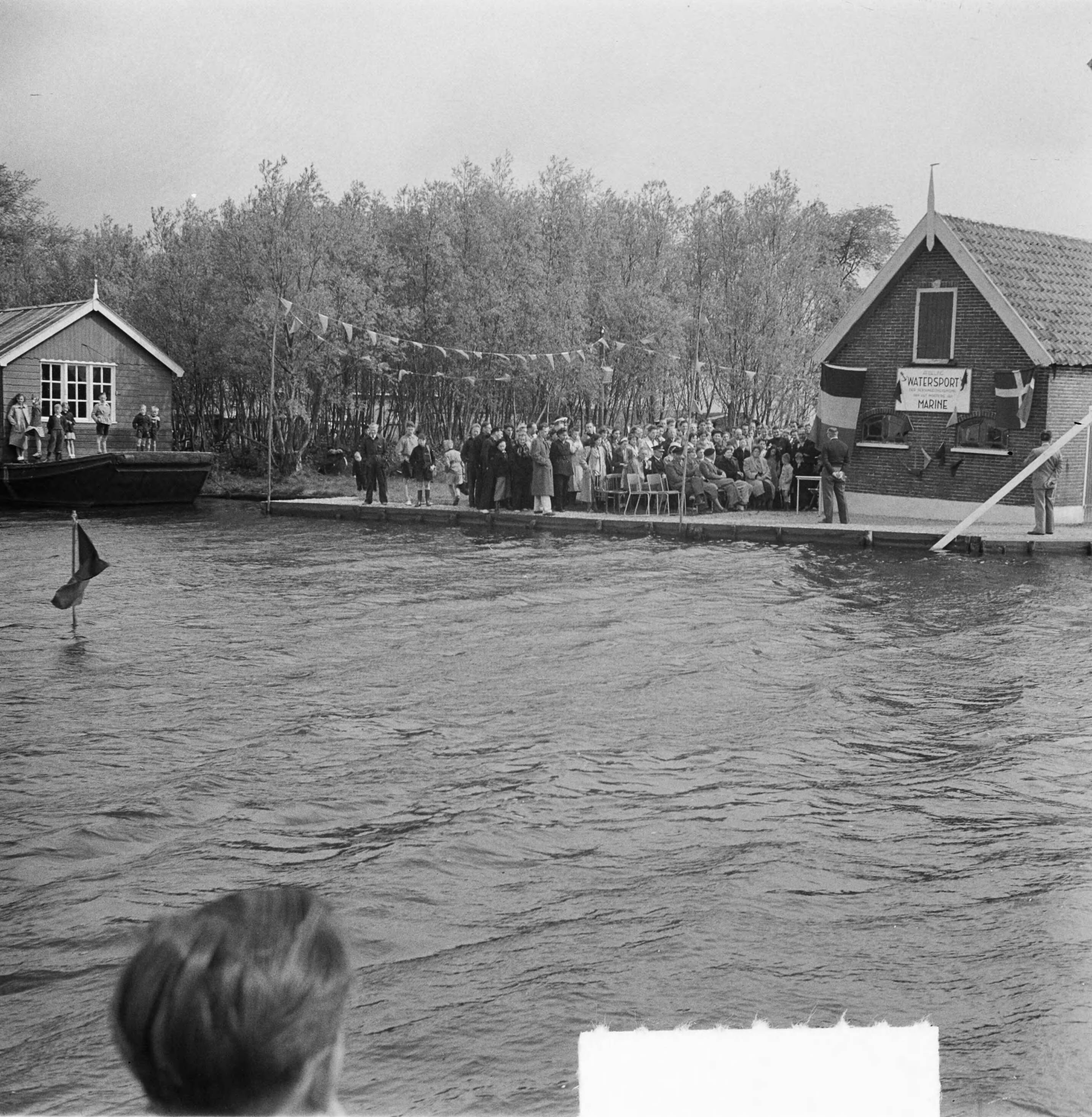 Opening centrum afdeling Watersport van de Personeelsvereniging van het ministerie van Marine te Woubrugge — Foto: Vogel, Carel L. de / Anefo. — Licentie: Set B: Rechtenvrij / Publiek Domein. Bron: Nationaal Archief. http://hdl.handle.net/10648/a8ea2080-d0b4-102d-bcf8-003048976d84