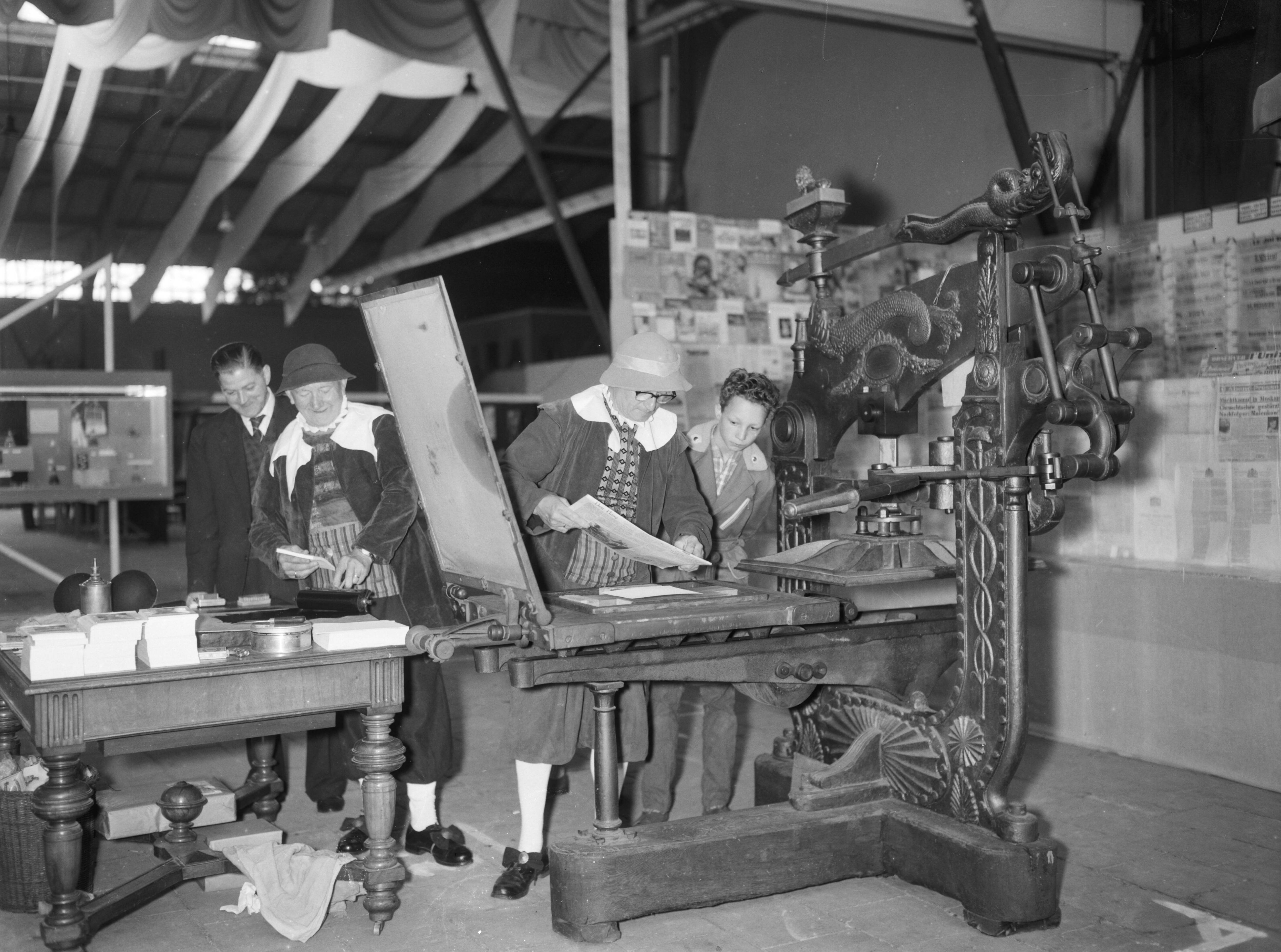 Fotocollectie Anefo — Tentoonstelling "Curiosa" in de Houtrushallen te Den Haag. Drukpers uit 1790 — Foto: Bilsen, Joop van / Anefo. Licentie: Set B: Rechtenvrij / Publiek Domein. Bron: Nationaal Archief. http://hdl.handle.net/10648/a9dea57e-d0b4-102d-bcf8-003048976d84