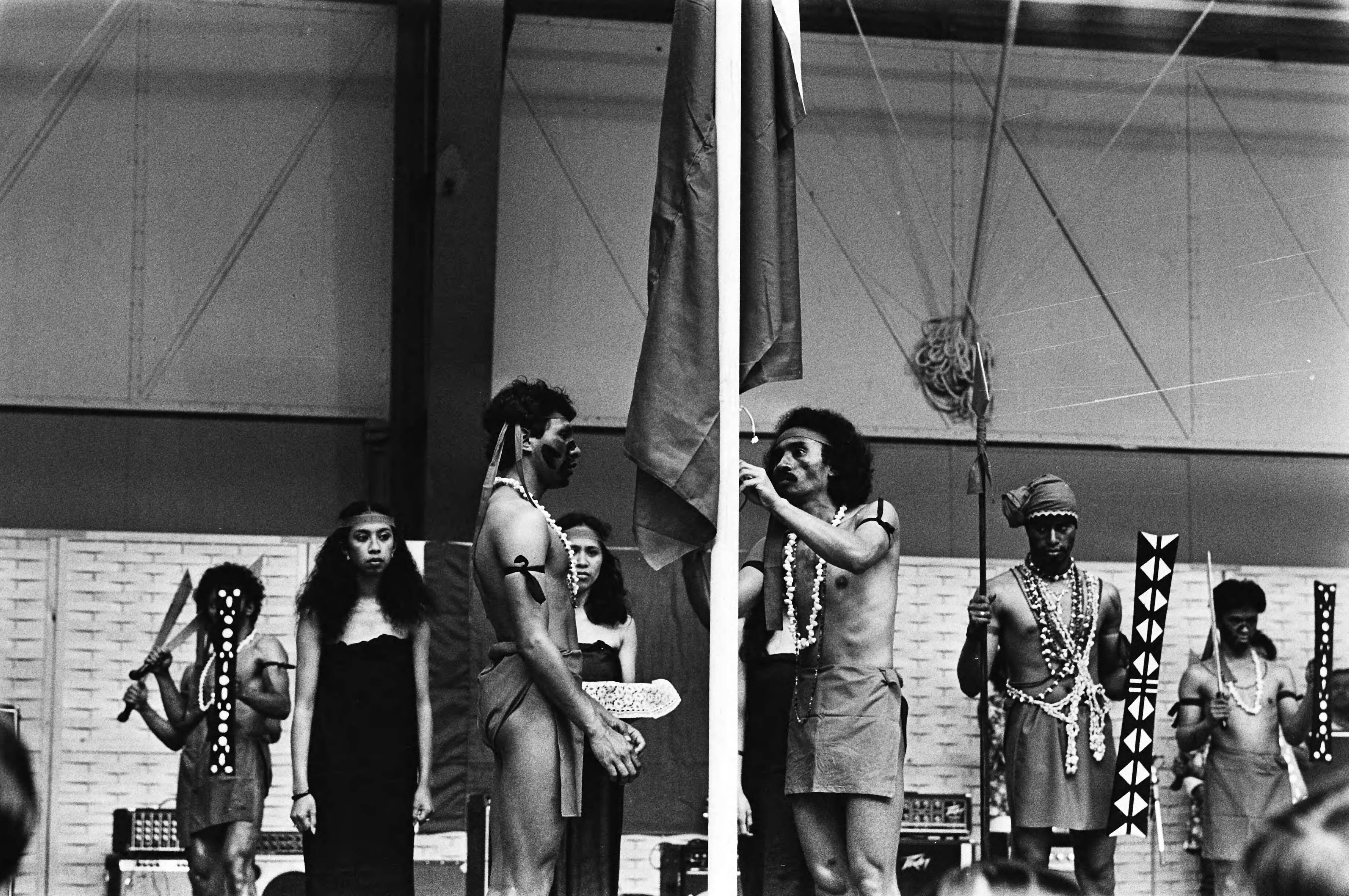 Fotocollectie Anefo — Herdenking van uitroepen van Republiek der Zuid-Molukken Houtrusthallen in Den Haag , de ceremonie tijdens het hijsen van de RMS-vlag — Foto: Bogaerts, Rob / Anefo. Licentie: Set B: Rechtenvrij / Publiek Domein. Bron: Nationaal Archief. http://hdl.handle.net/10648/acfa391c-d0b4-102d-bcf8-003048976d84