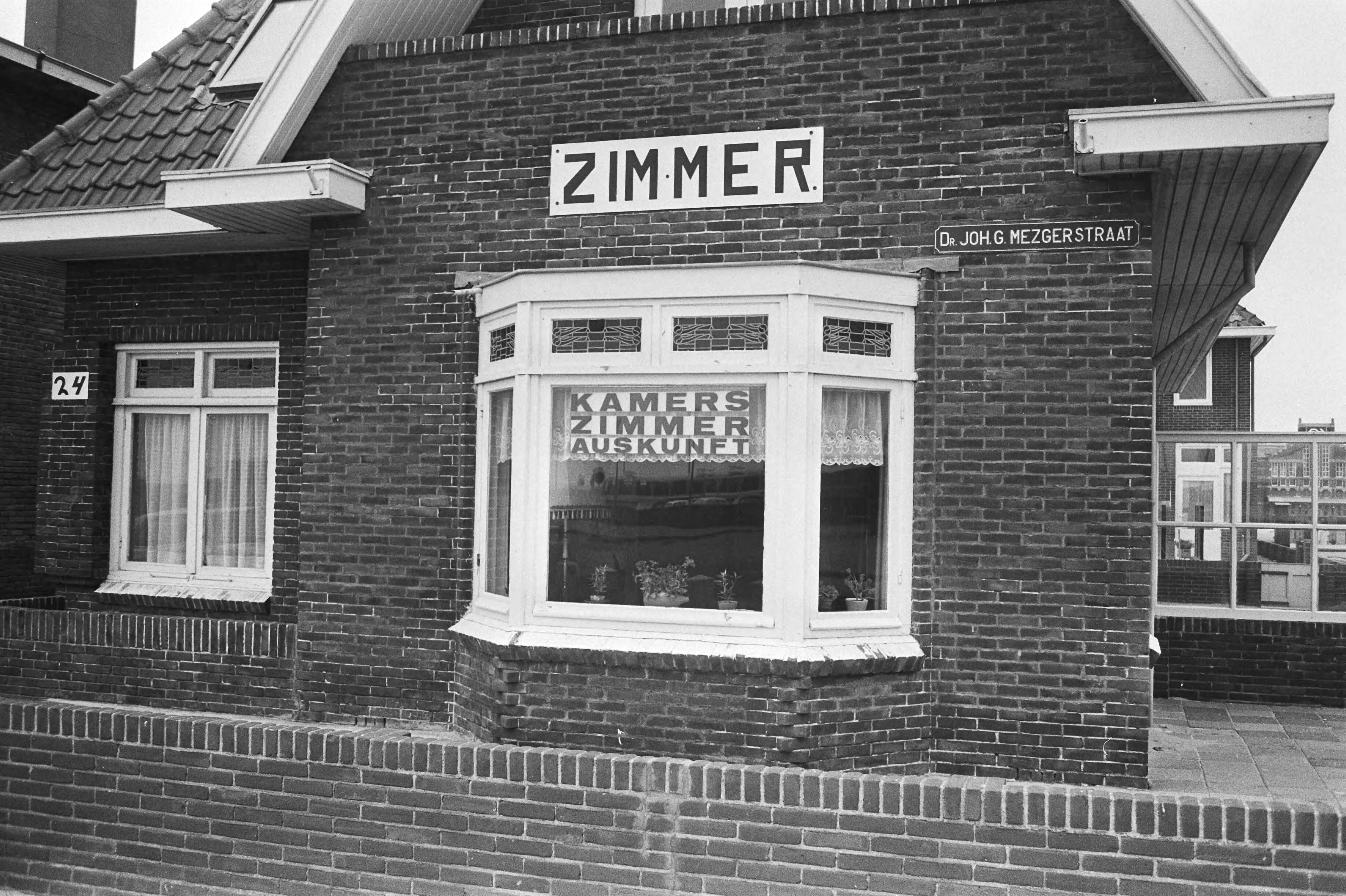 Toeristenseizoen in Zandvoort begint bijna — Bord met kamers (Zimmer) aangeboden — Foto: Fotograaf Onbekend / Anefo. Licentie: Set B: Rechtenvrij / Publiek Domein. Bron: Nationaal Archief. http://hdl.handle.net/10648/abc23d6a-d0b4-102d-bcf8-003048976d84
