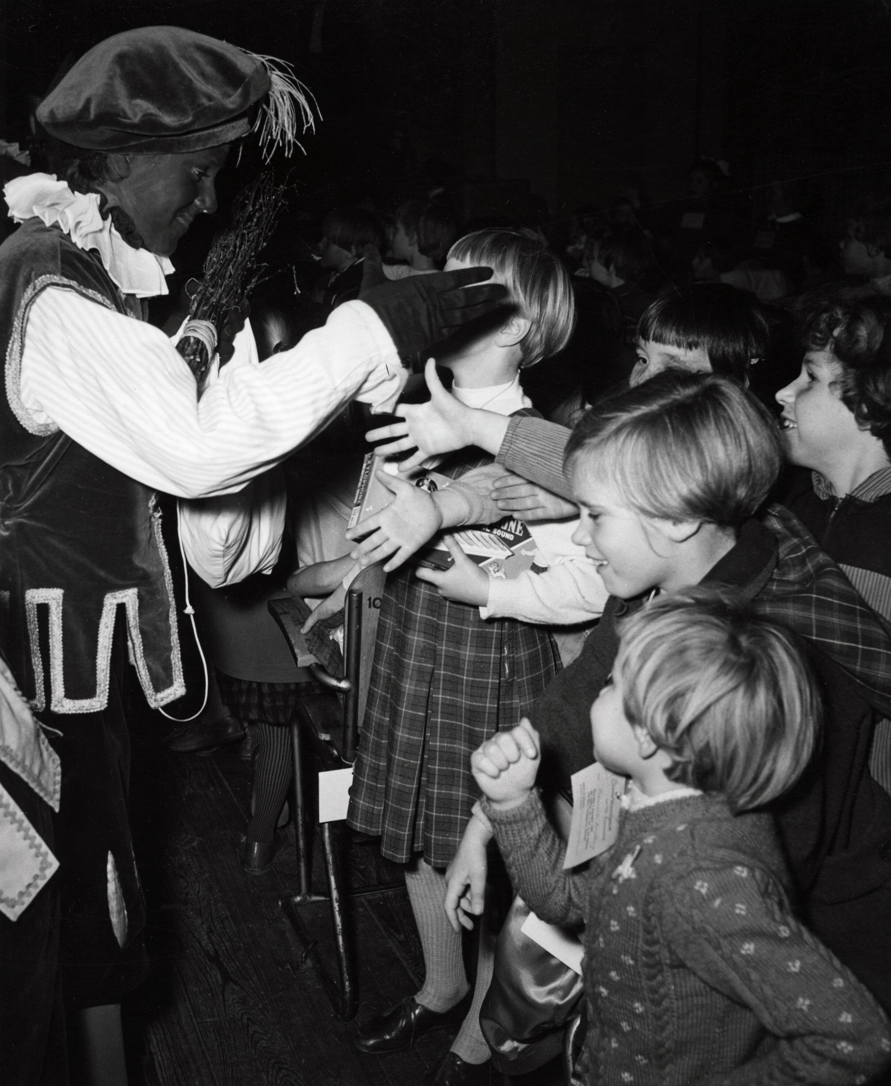 Collectie nader te bepalen — Serie: Sinterklaasfeest van N.V. De Spaarnestad — Foto: Fotograaf Onbekend / Fotobureau onbekend / Spaarnestad Photo (05887). Licentie: Set B: Rechtenvrij / Publiek Domein. Bron: Nationaal Archief. http://hdl.handle.net/10648/35429da6-3b66-a382-e063-6df0900a6686