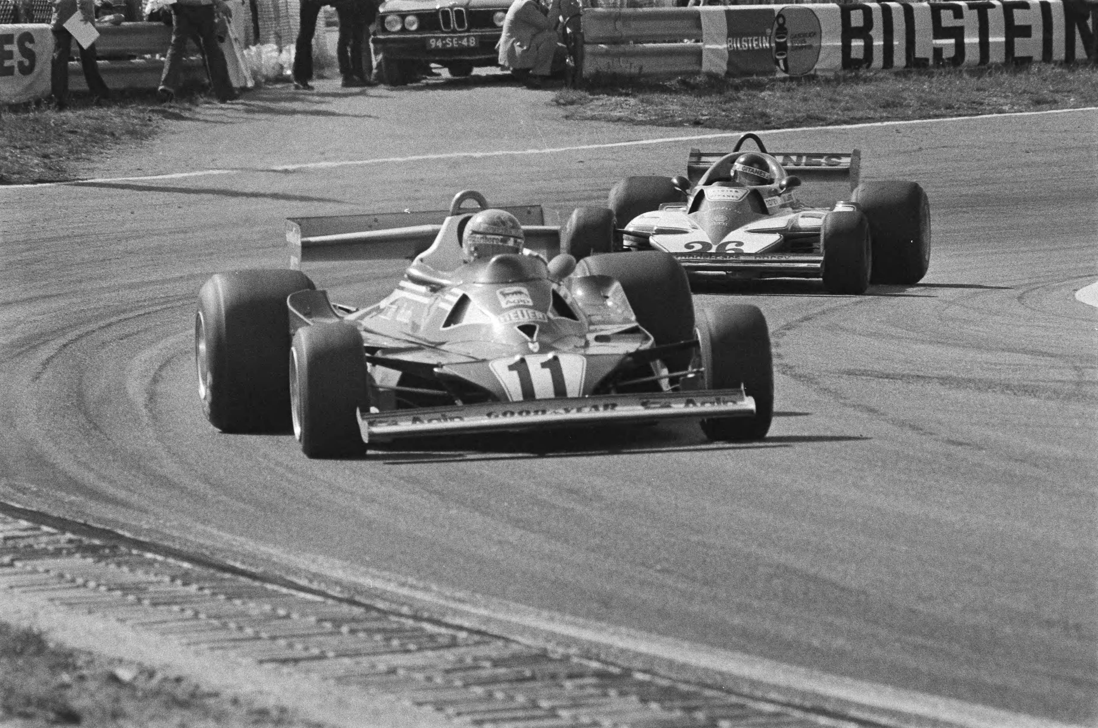 Fotocollectie Anefo — Grand Prix Zandvoort; Niki Lauda op kop met daarachter Jacques Laffite die tweede werd — Foto: Suyk, Koen / Anefo. Licentie: Set B: Rechtenvrij / Publiek Domein. Bron: Nationaal Archief. http://hdl.handle.net/10648/aca1b6a2-d0b4-102d-bcf8-003048976d84