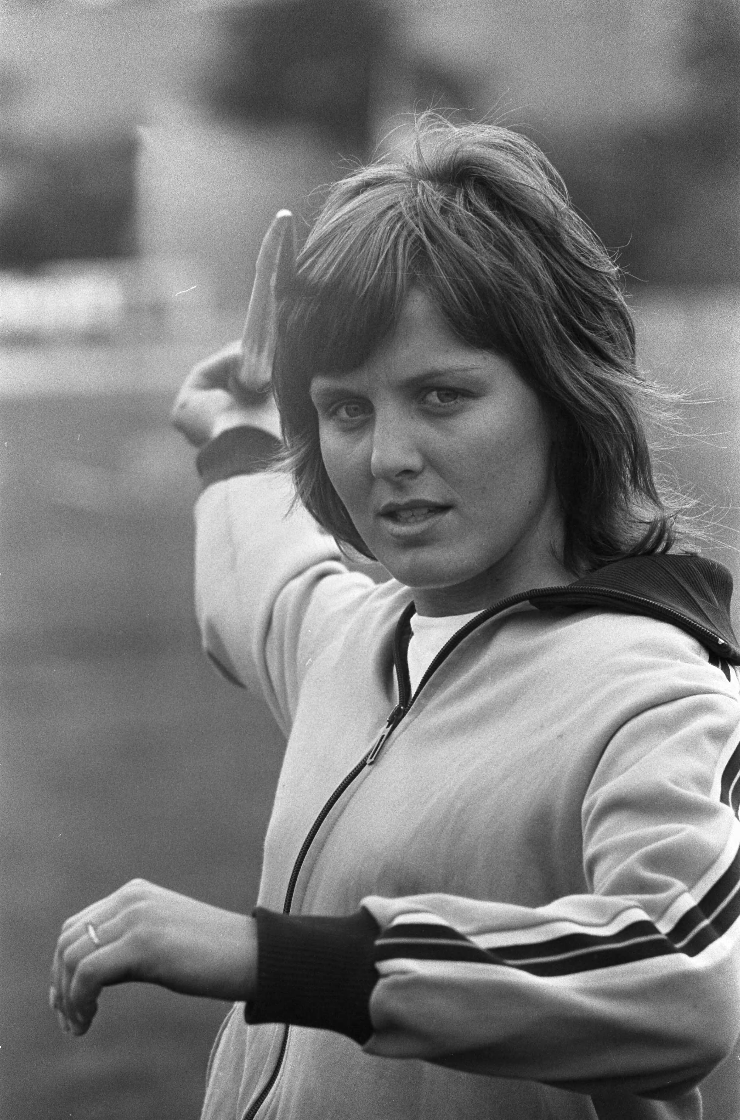 Fotocollectie Anefo — Nederlandse Atletiekkampioenschappen te Den Haag , [speerwerpster Lidy Kuys. Nationaal kampioen] — Foto: Punt, W. / Anefo. Licentie: Set B: Rechtenvrij / Publiek Domein. Bron: Nationaal Archief. http://hdl.handle.net/10648/ac31aa06-d0b4-102d-bcf8-003048976d84