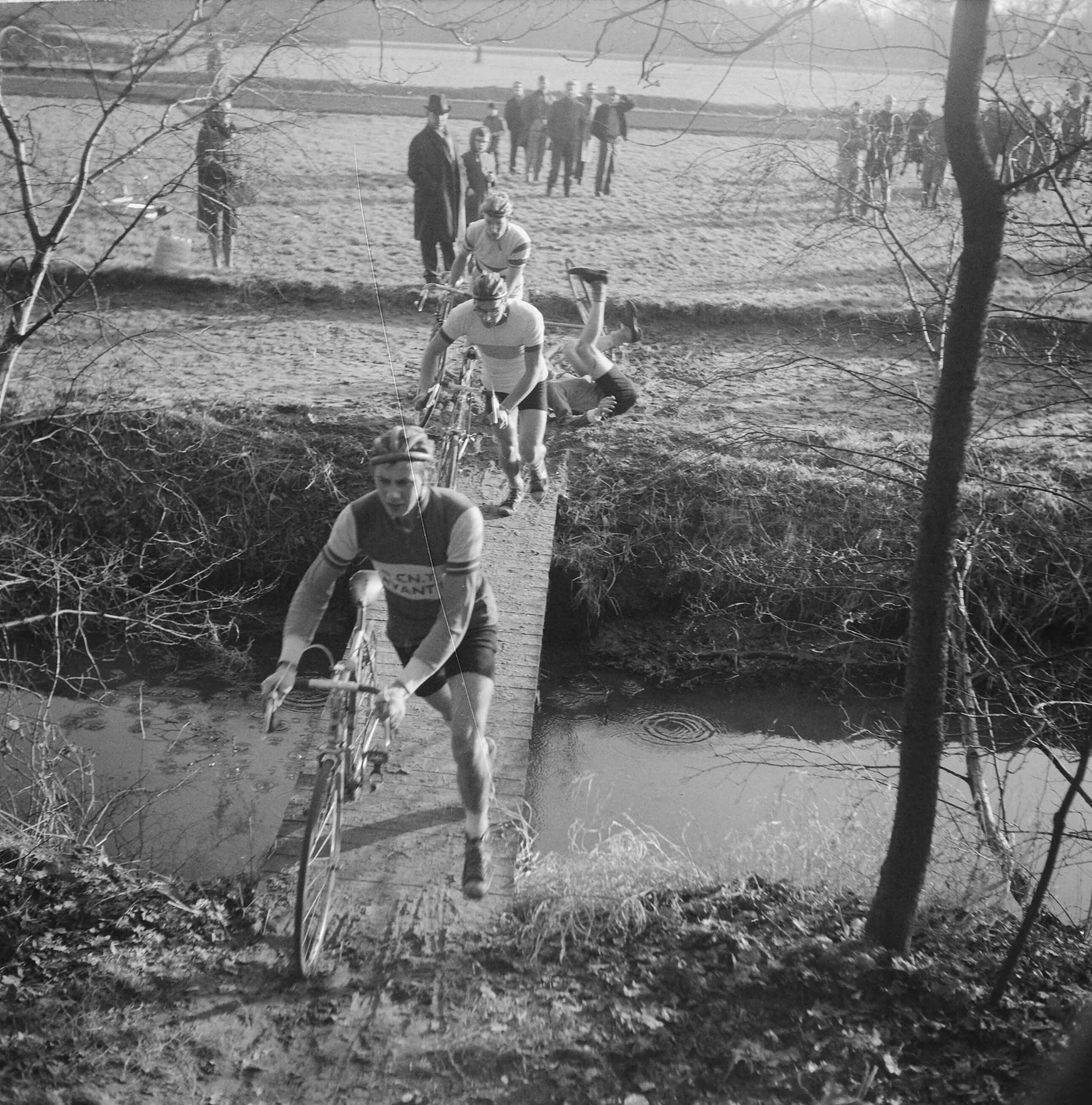 Fotocollectie Anefo — Nationale Cycle Cross "Katerkoers" op sportpark Duinhorst te Wassenaar. Valpartij van een renner — Foto: Nijs, Jac. de / Anefo. Licentie: Set B: Rechtenvrij / Publiek Domein. Bron: Nationaal Archief. http://hdl.handle.net/10648/aa540b02-d0b4-102d-bcf8-003048976d84