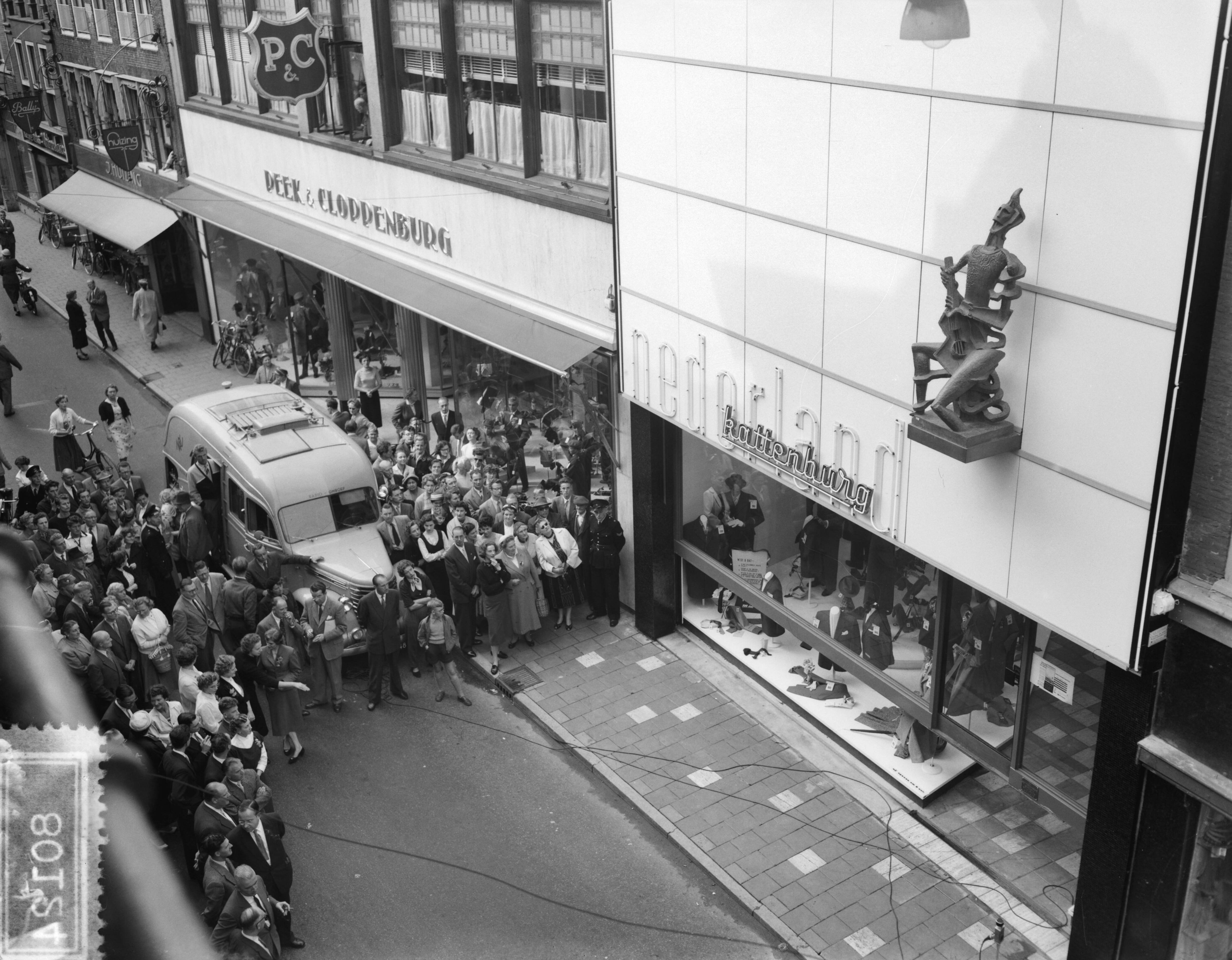Fotocollectie Anefo — Onthulling beeld "De Harlekijn" van Ossip Zadkine op gevel van modehuis N.V. Kattenburg te Haarlem — Foto: Noske, J.D. / Anefo. Licentie: Set B: Rechtenvrij / Publiek Domein. Bron: Nationaal Archief. http://hdl.handle.net/10648/a94f3ba0-d0b4-102d-bcf8-003048976d84