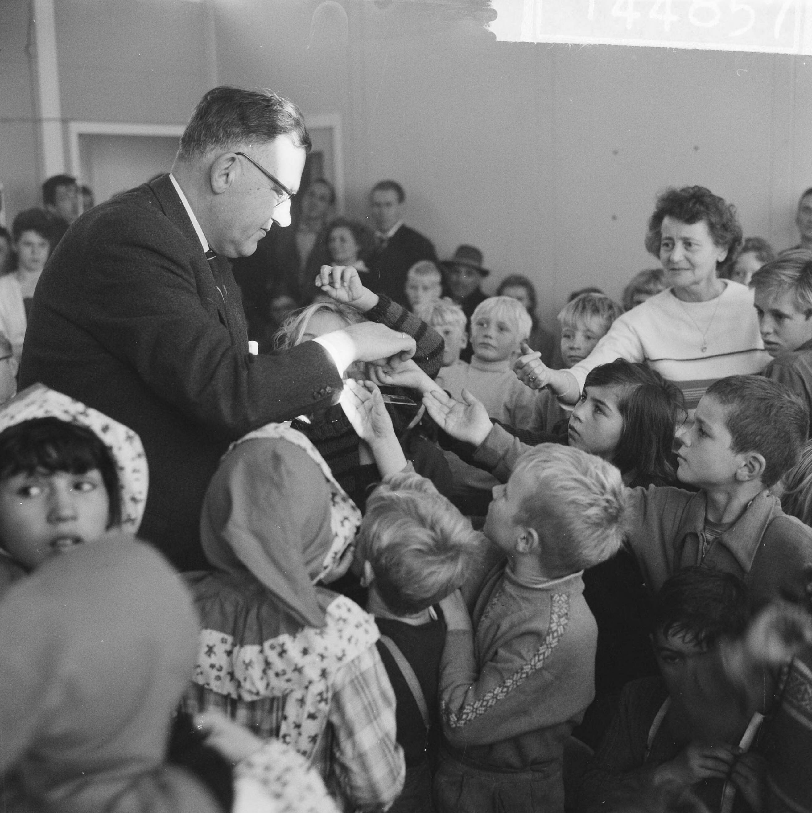 Fotocollectie Anefo — Actie "Opgeruimd staat netjes", kinderen in Den Haag ontvangen van dhr. Veldkamp een speldje — Foto: Koch, Eric / Anefo. Licentie: Set B: Rechtenvrij / Publiek Domein. Bron: Nationaal Archief. http://hdl.handle.net/10648/aa1e32ca-d0b4-102d-bcf8-003048976d84