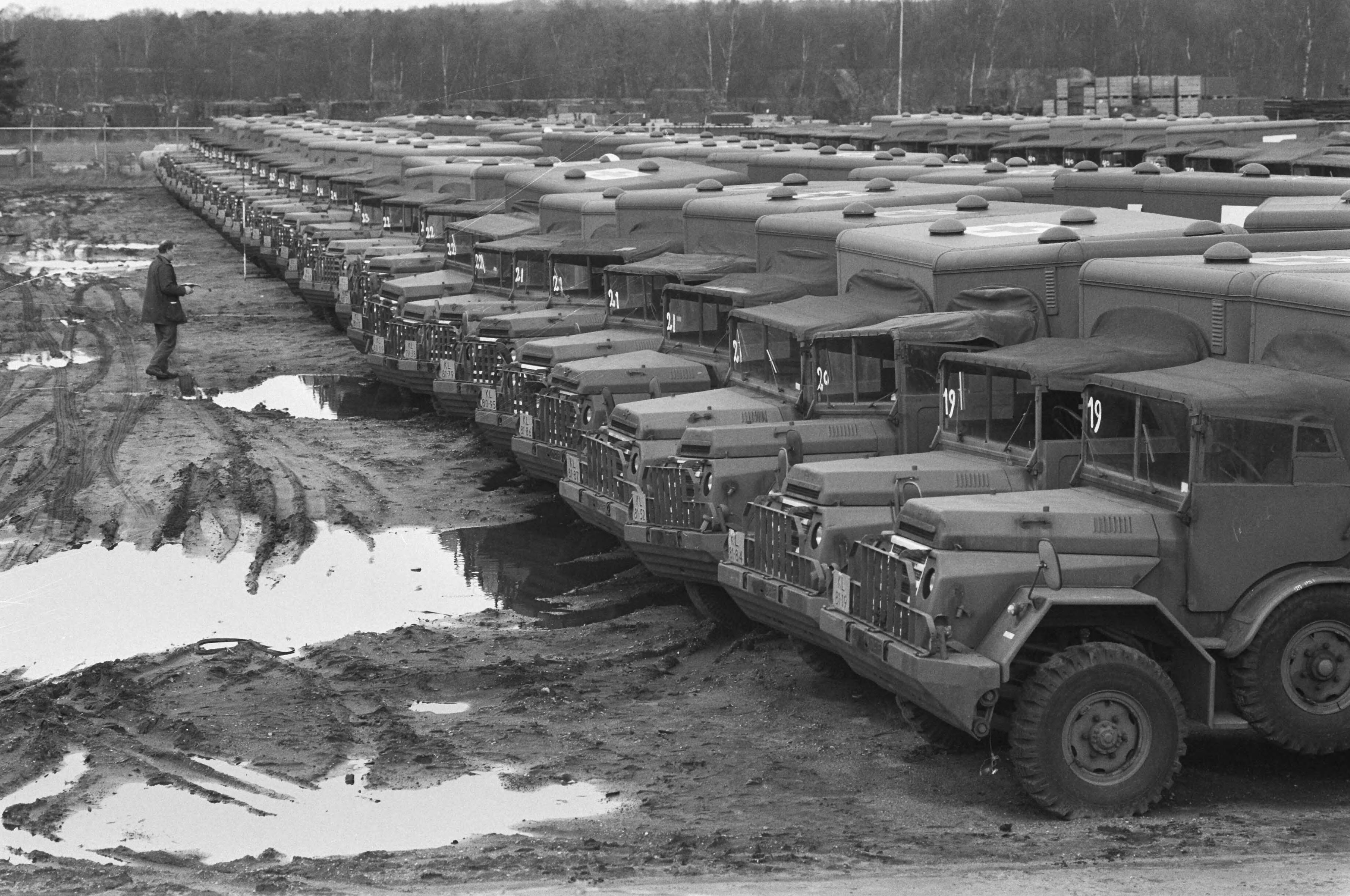 Fotocollectie Anefo — Kijkdag in Soesterberg voor verkoop militaire voertuigen w.o. 150 ziekenautos uit 50-er jaren — Foto: Croes, Rob C. / Anefo. Licentie: Set B: Rechtenvrij / Publiek Domein. Bron: Nationaal Archief. http://hdl.handle.net/10648/ad6f1b06-d0b4-102d-bcf8-003048976d84
