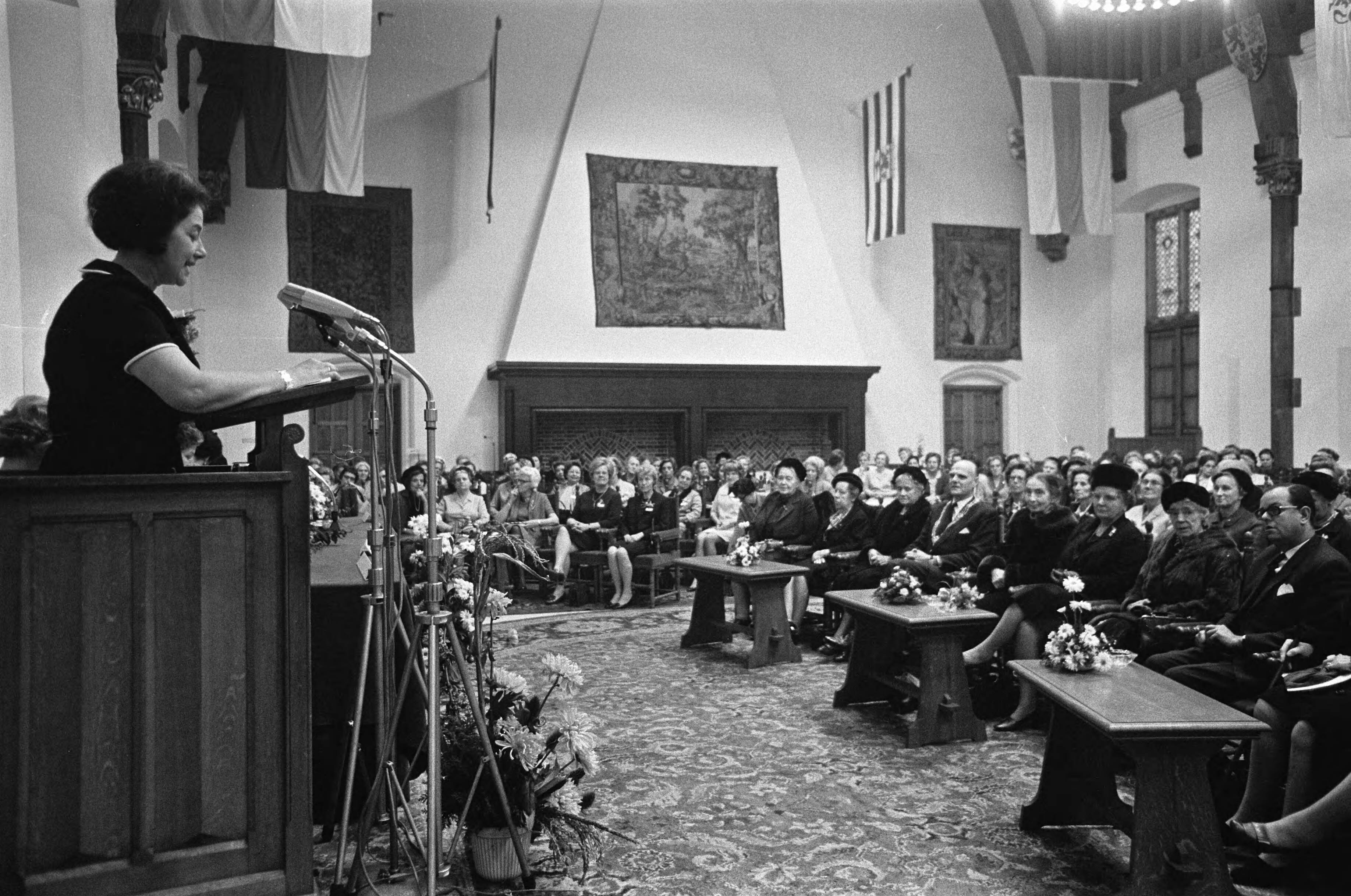 Fotocollectie Anefo — Koningin Juliana aanwezig bij Congres Nederlandse Vrouwen Comite in Ridderzaal Den Haag . Mevrouw Rood de Boer — Foto: Mieremet, Rob / Anefo. Licentie: Set B: Rechtenvrij / Publiek Domein. Bron: Nationaal Archief. http://hdl.handle.net/10648/ab8096f8-d0b4-102d-bcf8-003048976d84